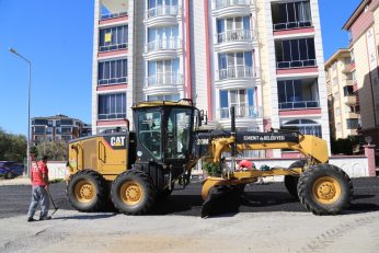 fen-isleri-4-346x231 EDREMİT’TE YOLLAR SICAK ASFALTLA KAPLANIYOR