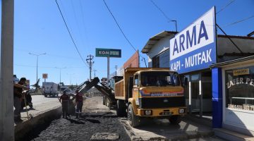 EDREMİT’TE YOLLAR SICAK ASFALTLA KAPLANIYOR