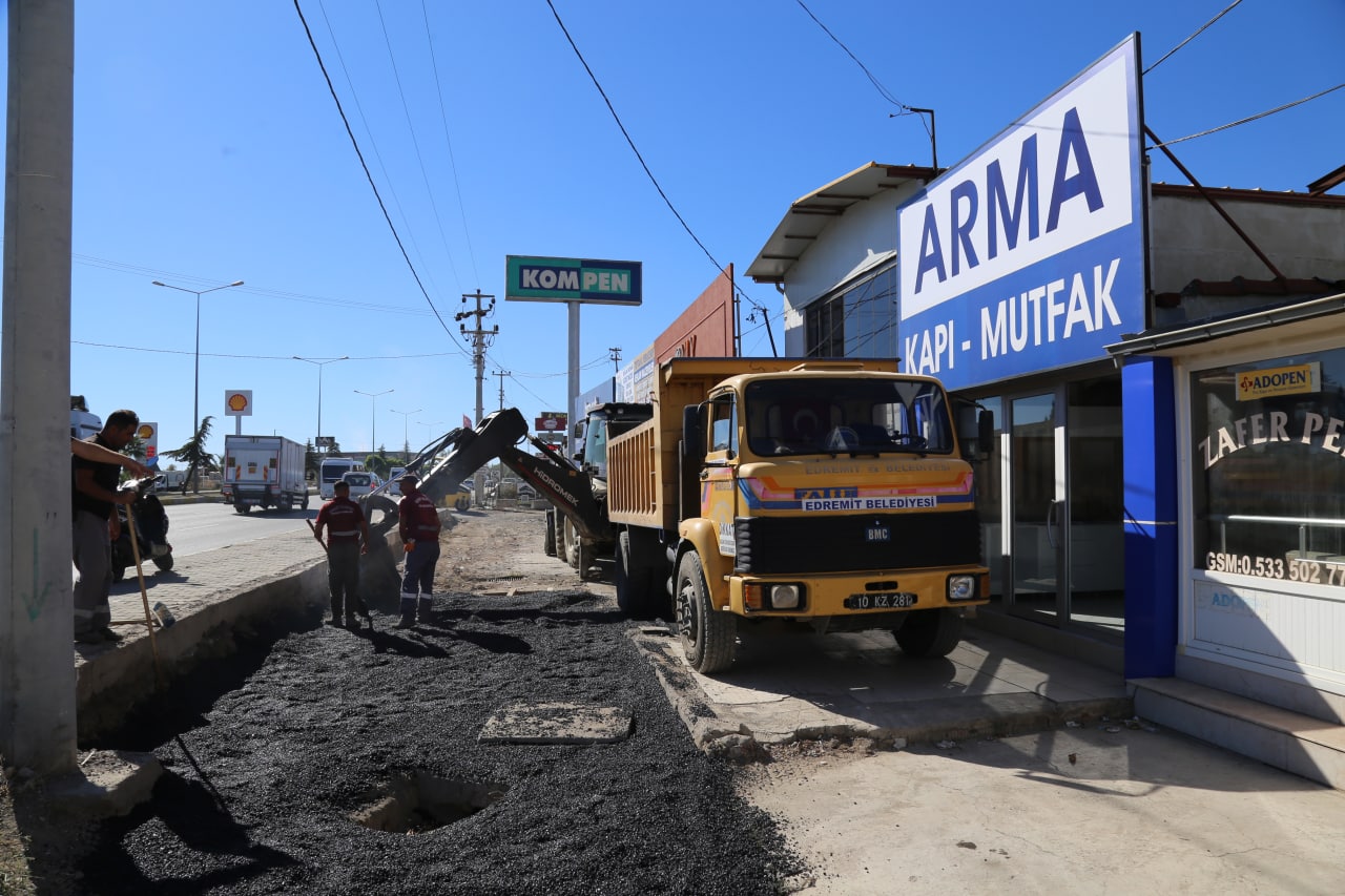 EDREMİT’TE YOLLAR SICAK ASFALTLA KAPLANIYOR