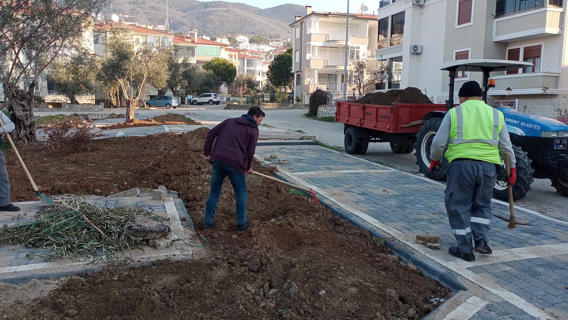 YENİ PARKLARDA PEYZAJ DÜZENLEMELERİ DEVAM EDİYOR