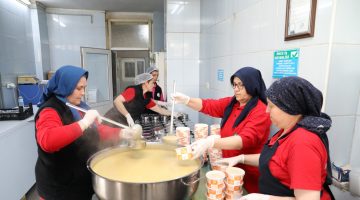 BURHANİYE BELEDİYESİNİN SICAK YEMEK YARDIMI DEVAM EDİYOR