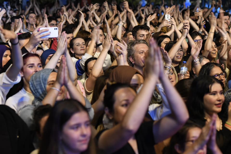 konser-10 KARESİLİ GENÇLER GECE YOLCULARIYLA ‘YAZA MERHABA’ DEDİ