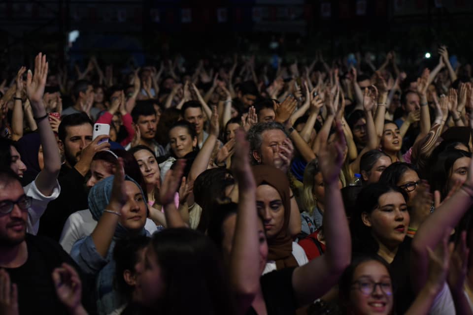 konser-8 KARESİLİ GENÇLER GECE YOLCULARIYLA ‘YAZA MERHABA’ DEDİ