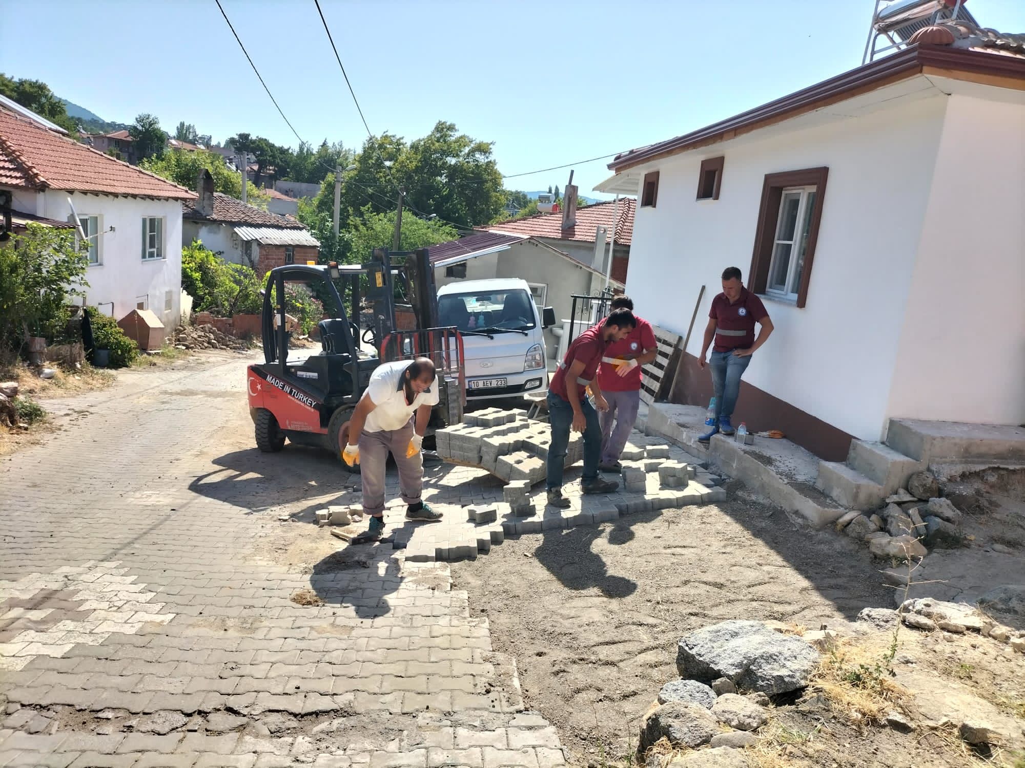 KIRSALDA SOKAKLAR PARKE TAŞ İLE ÖRÜLÜYOR