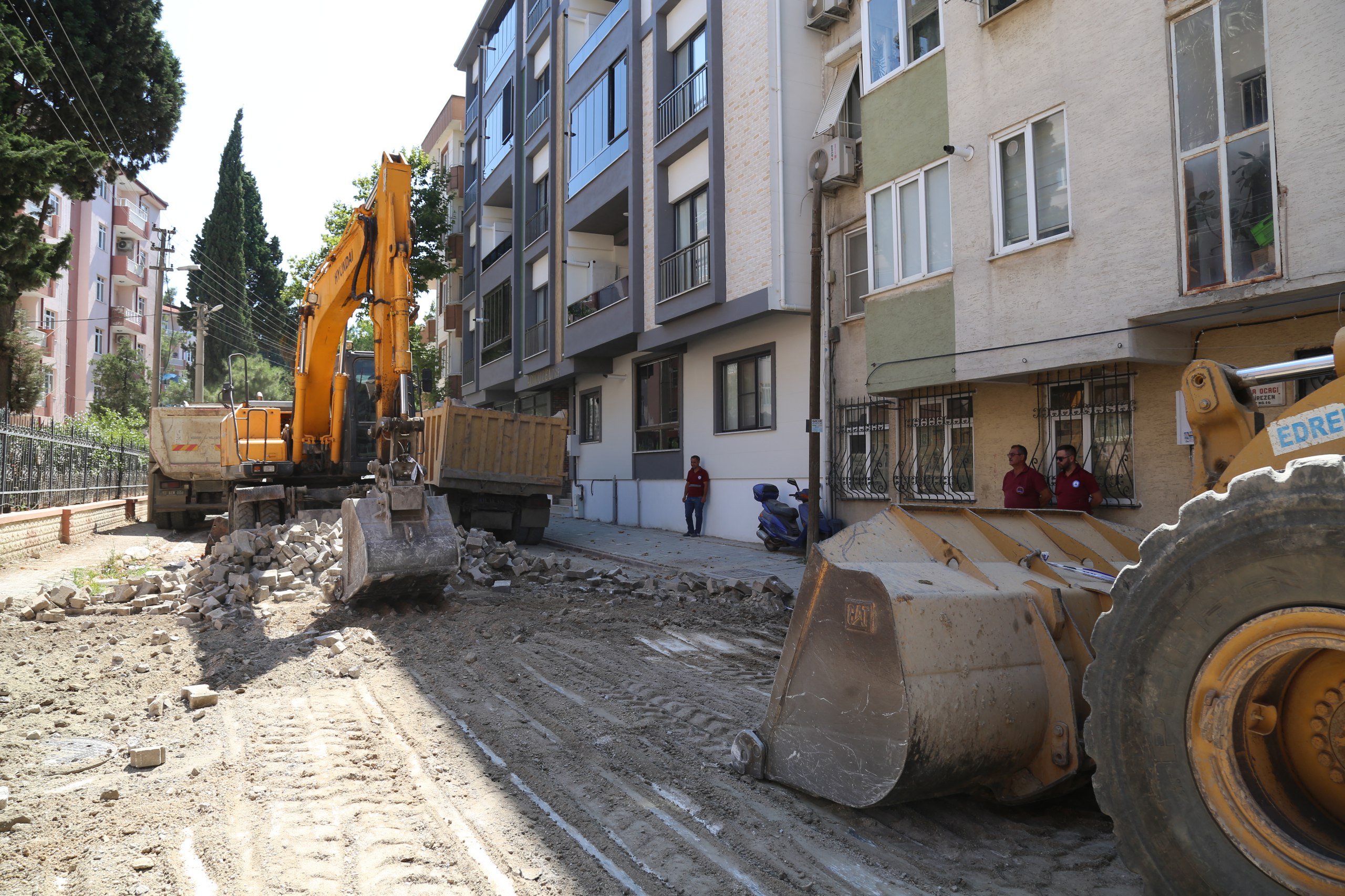 EDREMİT’TE YOL ÇALIŞMALARI HIZ KESMEDEN DEVAM EDİYOR