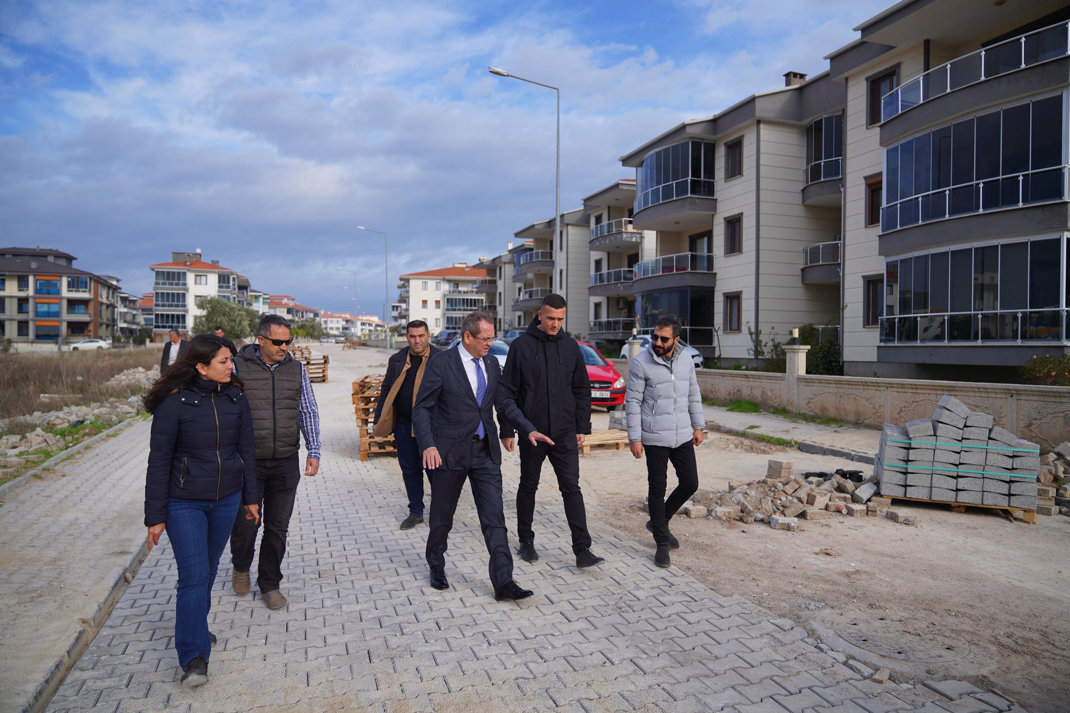 AYVALIKTA-DOGALGAZIN-YOLLARDA-YARATTIGI-TAHRIBAT-HIZLI-BIR-SEKILDE-ONARILIYOR-4 AYVALIK’TA DOĞALGAZIN YOLLARDA YARATTIĞI TAHRİBAT HIZLI BİR ŞEKİLDE ONARILIYOR