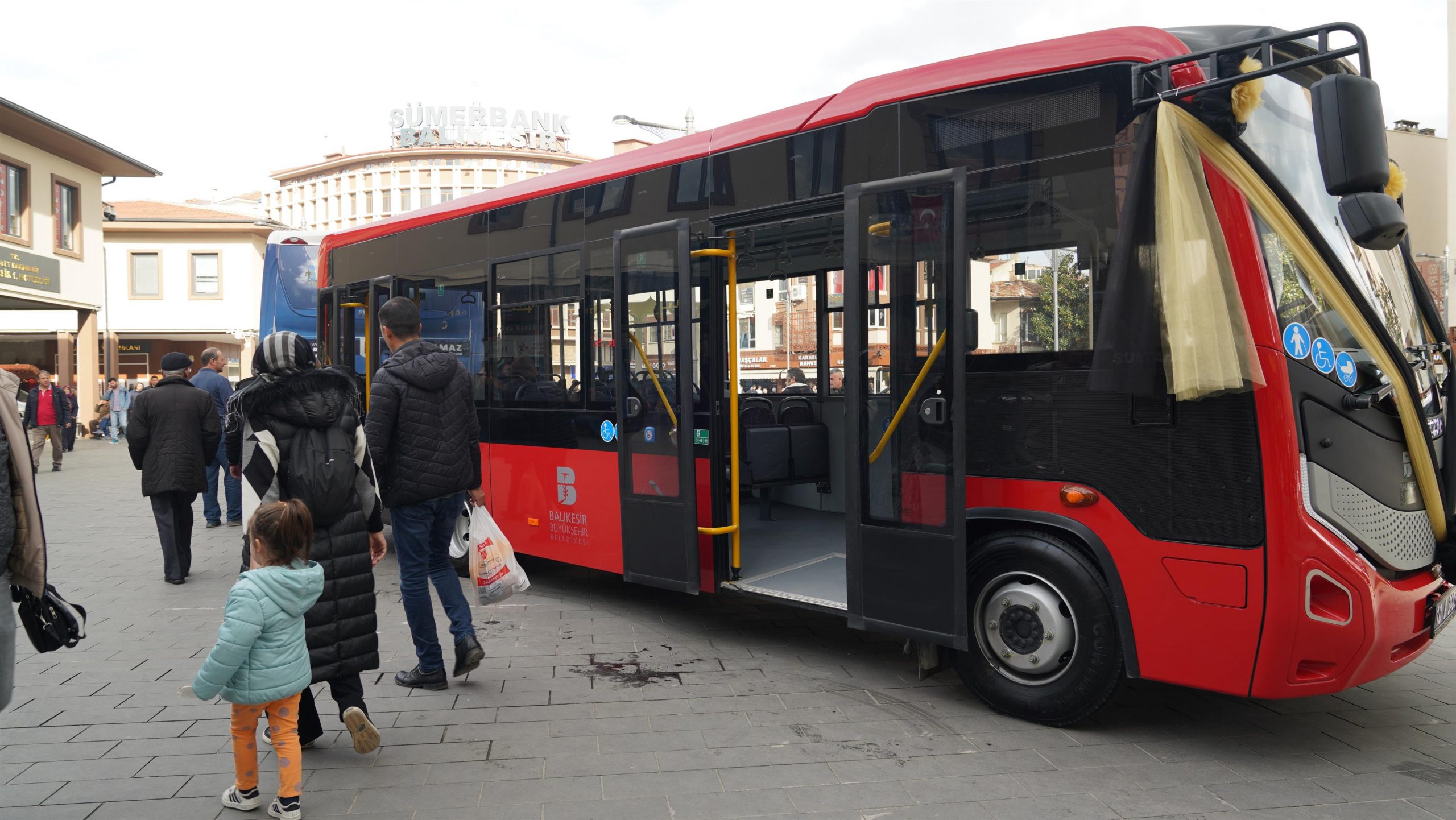 buyuksehir_yeni_toplu_tasima_araclarini_gorucuye_cikardi_6-scaled BÜYÜKŞEHİR, YENİ TOPLU TAŞIMA ARAÇLARINI GÖRÜCÜYE ÇIKARDI