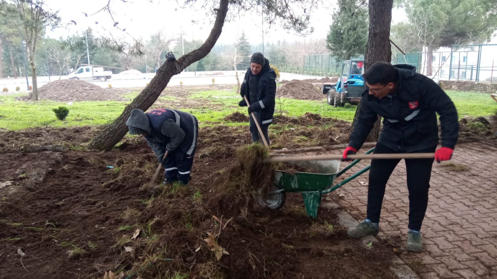 karesi-14 KARESİ BELEDİYESİ TÜM BİRİMLERİYLE SAHADA