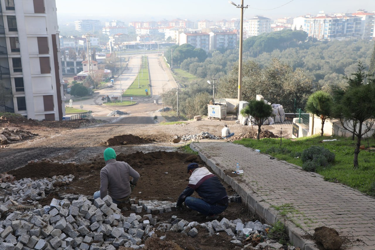 ATATÜRK MAHALLESİ’NDE YOLLAR YENİLENİYOR