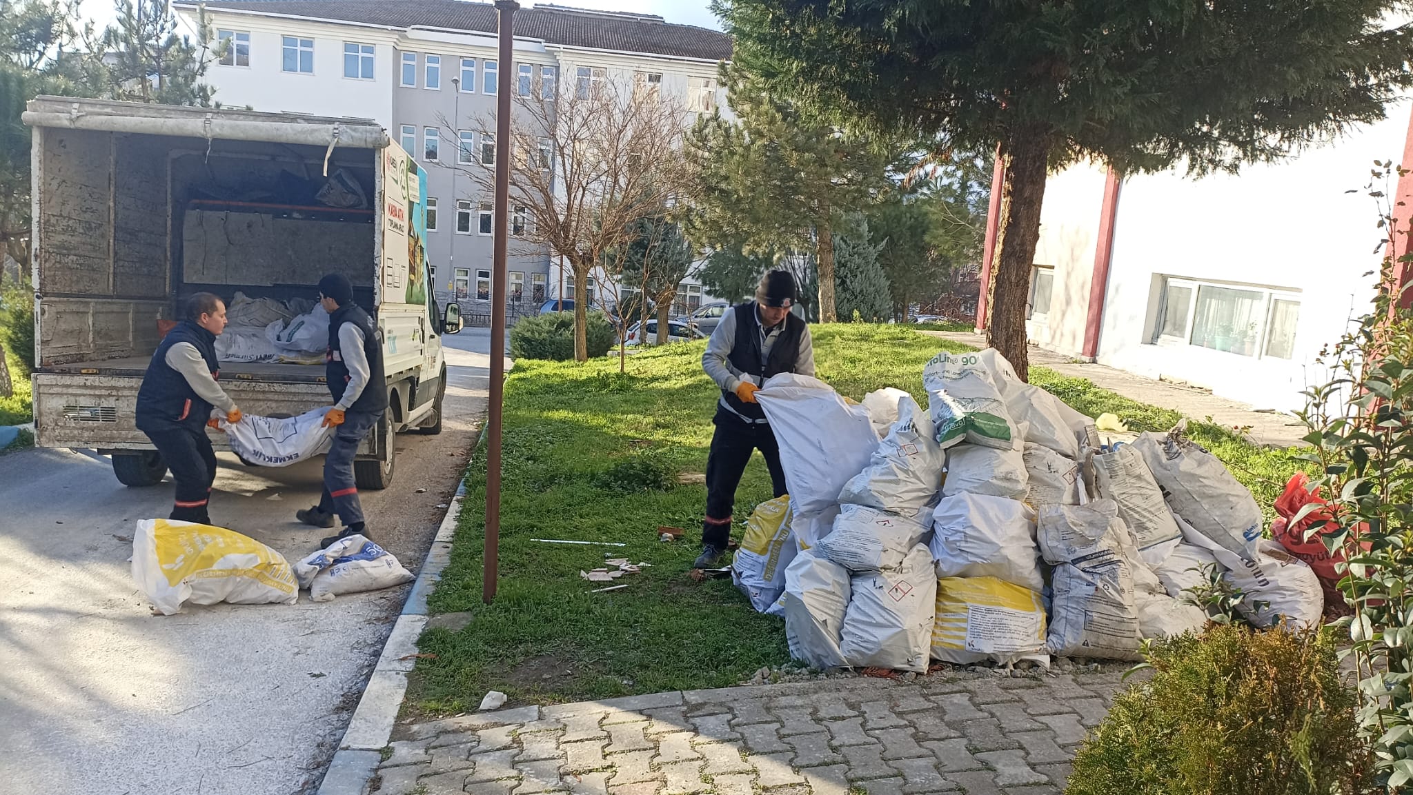 temizlik-3 KARESİ’DE KÖŞE BUCAK TEMİZLİK SÜRÜYOR