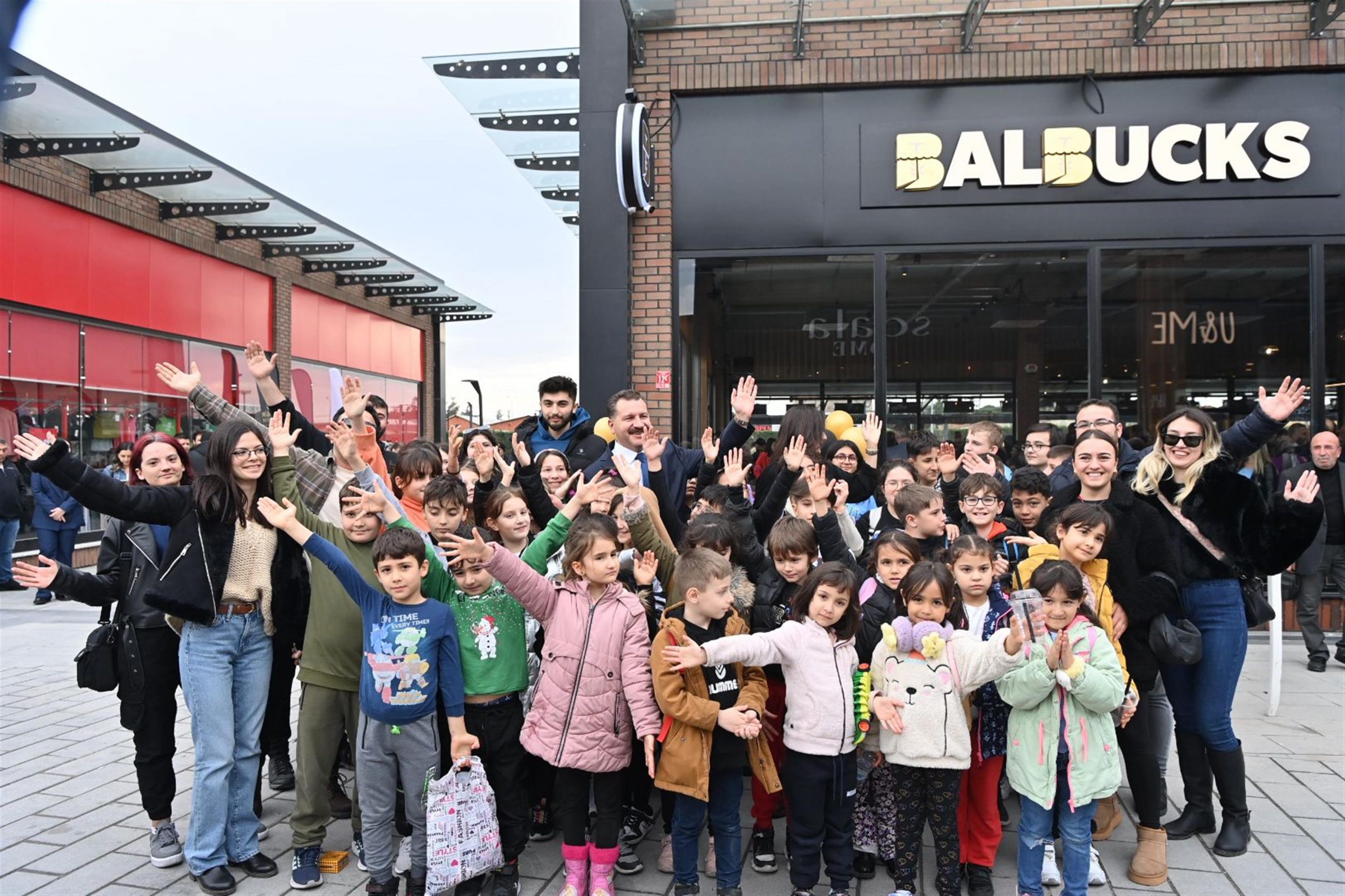 BALIKESİR’İN MARKASI BALBUCKS 3. ŞUBESİNİ AVLU’DA AÇTI