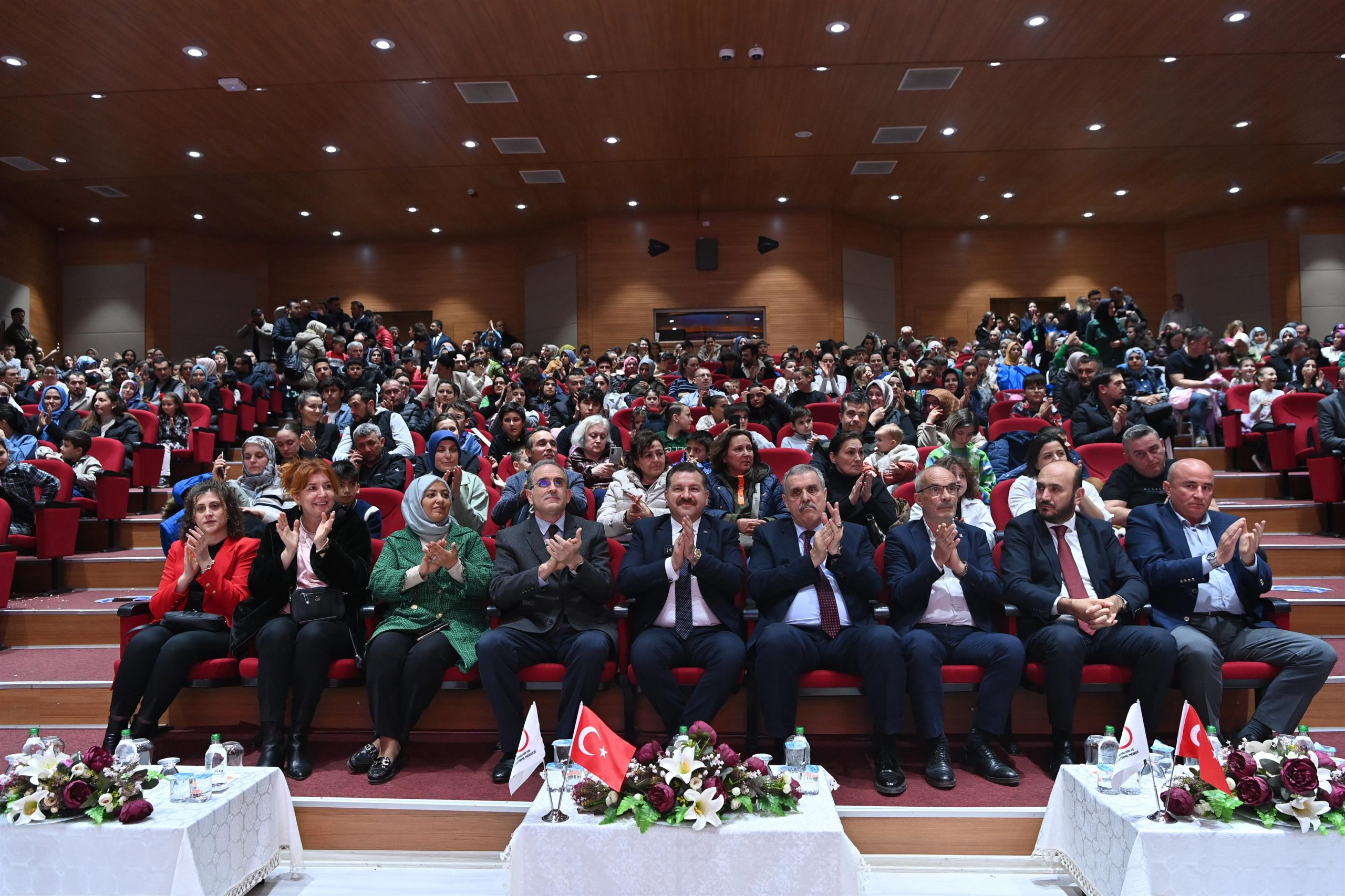 ne10un_genc_beyinleri_mezun_oldu_3-scaled GELECEĞİ KODLAYAN GENÇLER, SERTİFİKALARINI BAŞKAN YILMAZ’IN ELİNDEN ALDI