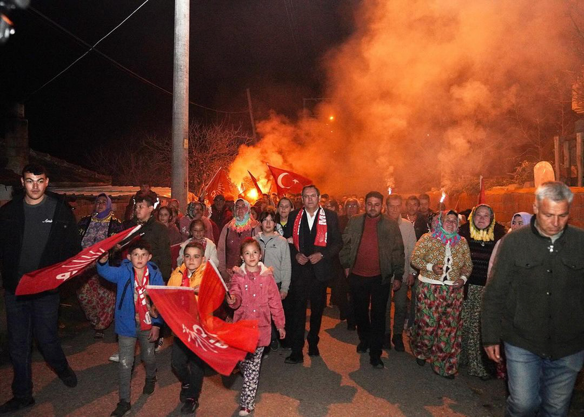 Uckabaagacta-Baskan-Ergin-Coskuyla-Karsilandi-2 ÜÇKABAAĞAÇ’TA BAŞKAN ERGİN COŞKUYLA KARŞILANDI