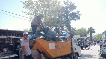 AYVALIK BELEDİYESİ, BAYRAM TATİLİNDE YAKLAŞIK 15 BİN TON ÇÖP TOPLADI