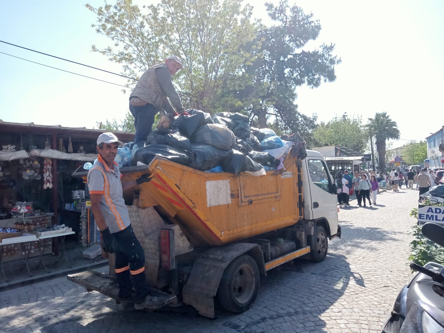 AYVALIK BELEDİYESİ, BAYRAM TATİLİNDE YAKLAŞIK 15 BİN TON ÇÖP TOPLADI