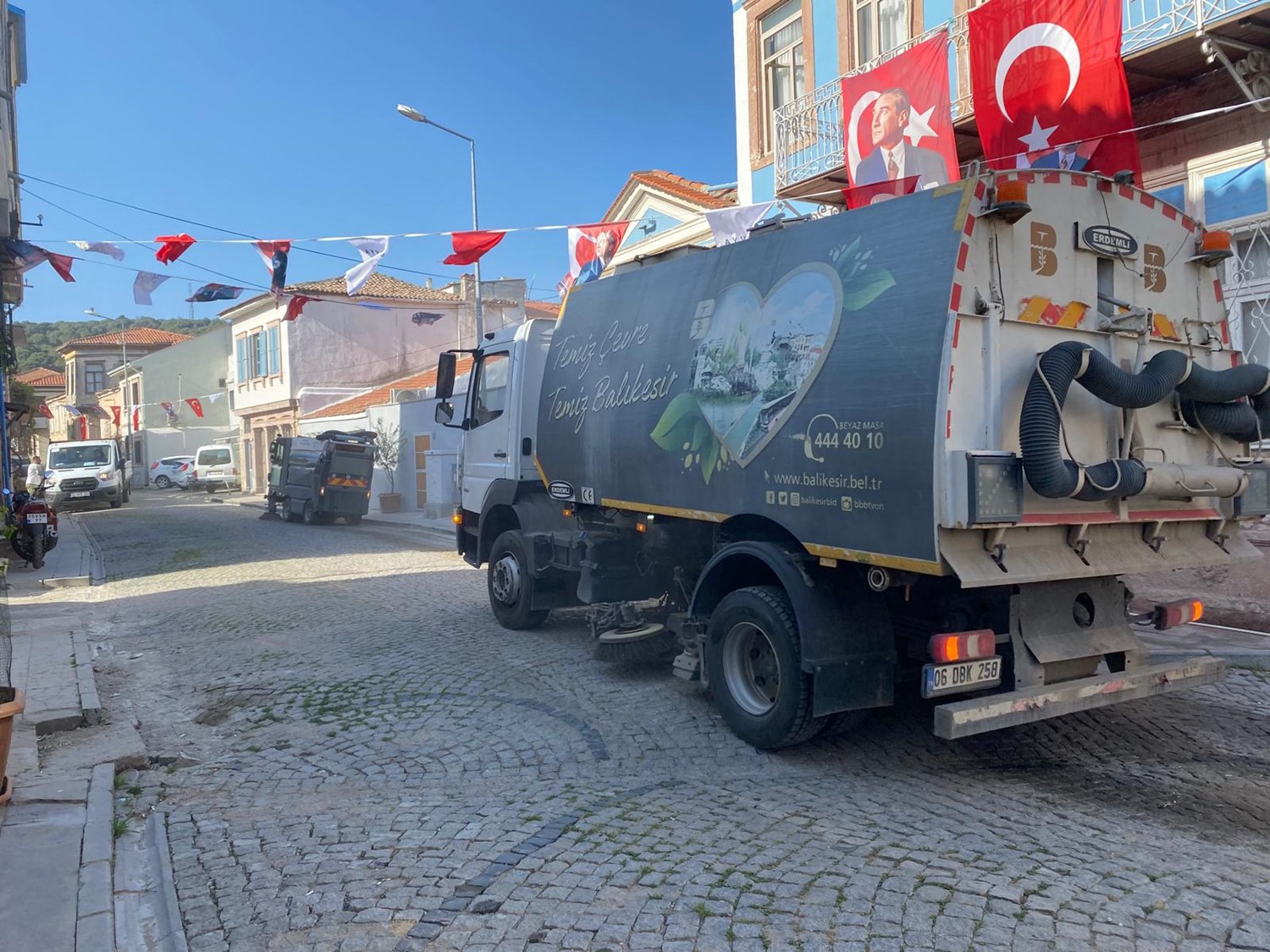 AYVALIK-BELEDIYESI-BAYRAM-TATILINDE-YAKLASIK-15-BIN-TON-COP-TOPLADI-11 AYVALIK BELEDİYESİ, BAYRAM TATİLİNDE YAKLAŞIK 15 BİN TON ÇÖP TOPLADI