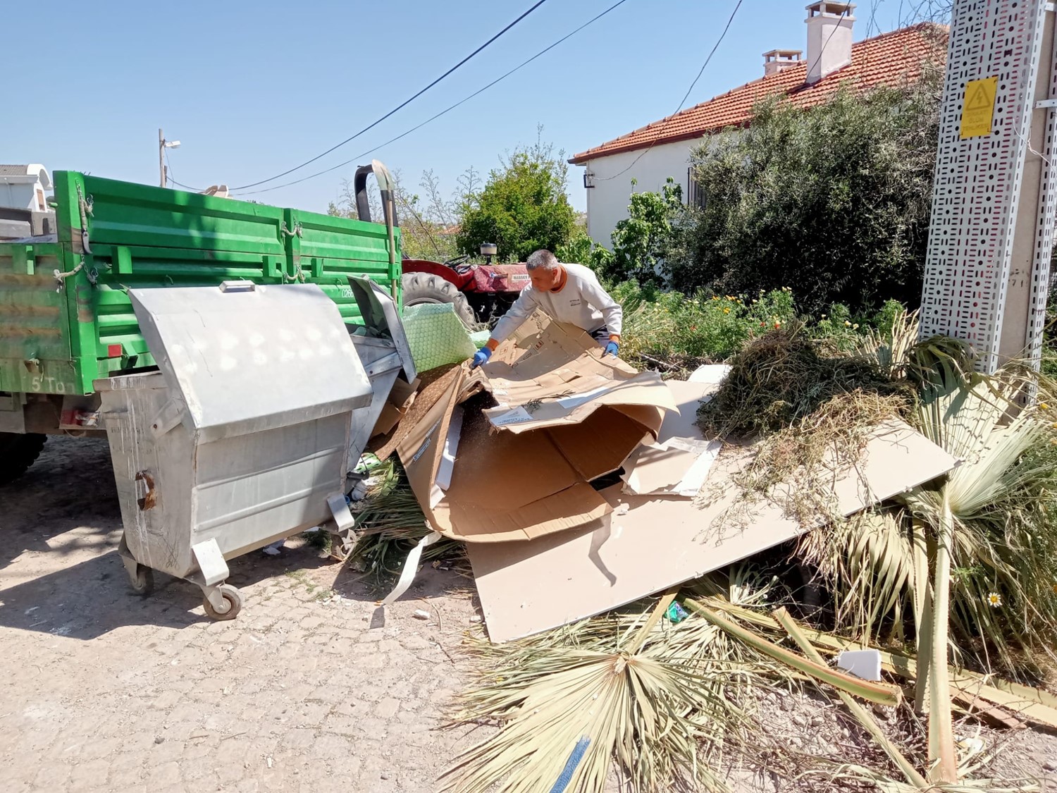 AYVALIK-BELEDIYESI-BAYRAM-TATILINDE-YAKLASIK-15-BIN-TON-COP-TOPLADI-4 AYVALIK BELEDİYESİ, BAYRAM TATİLİNDE YAKLAŞIK 15 BİN TON ÇÖP TOPLADI