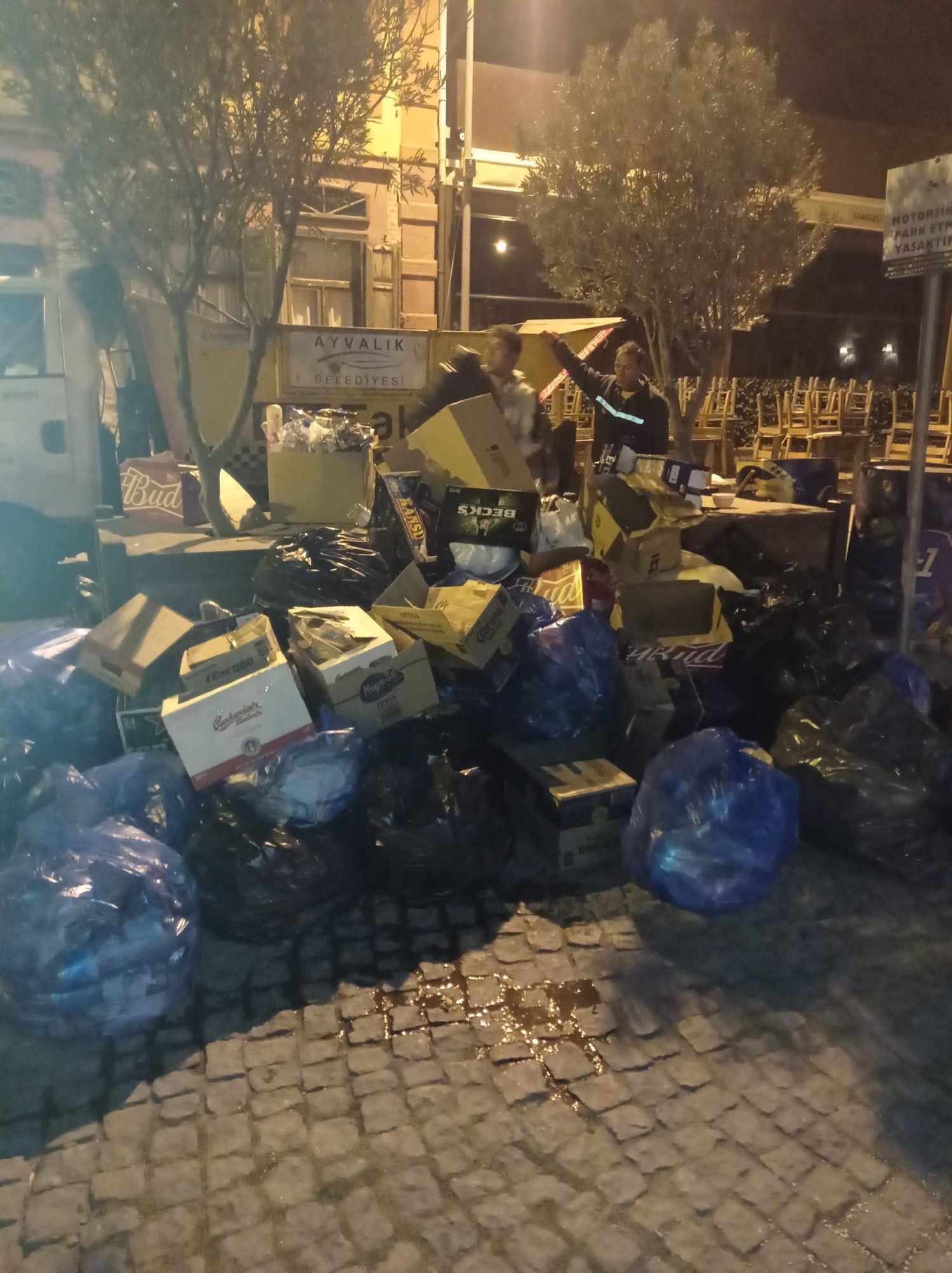 AYVALIK-BELEDIYESI-BAYRAM-TATILINDE-YAKLASIK-15-BIN-TON-COP-TOPLADI-8 AYVALIK BELEDİYESİ, BAYRAM TATİLİNDE YAKLAŞIK 15 BİN TON ÇÖP TOPLADI