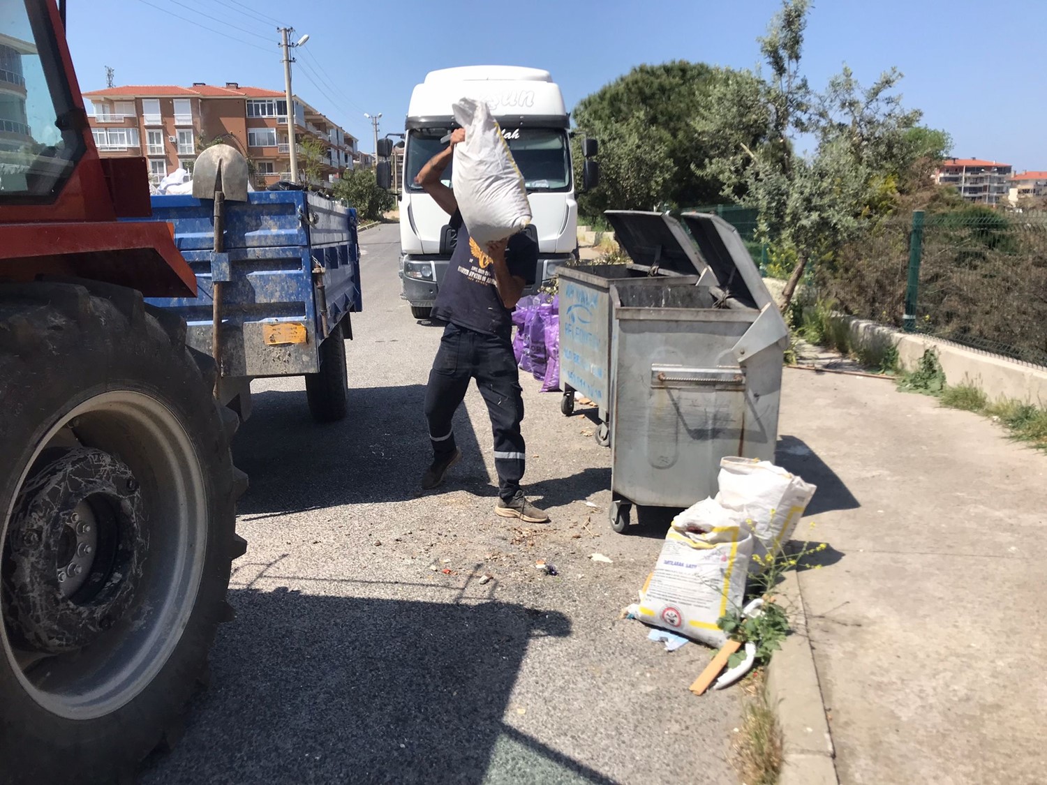 AYVALIK-BELEDIYESI-BAYRAM-TATILINDE-YAKLASIK-15-BIN-TON-COP-TOPLADI-9 AYVALIK BELEDİYESİ, BAYRAM TATİLİNDE YAKLAŞIK 15 BİN TON ÇÖP TOPLADI