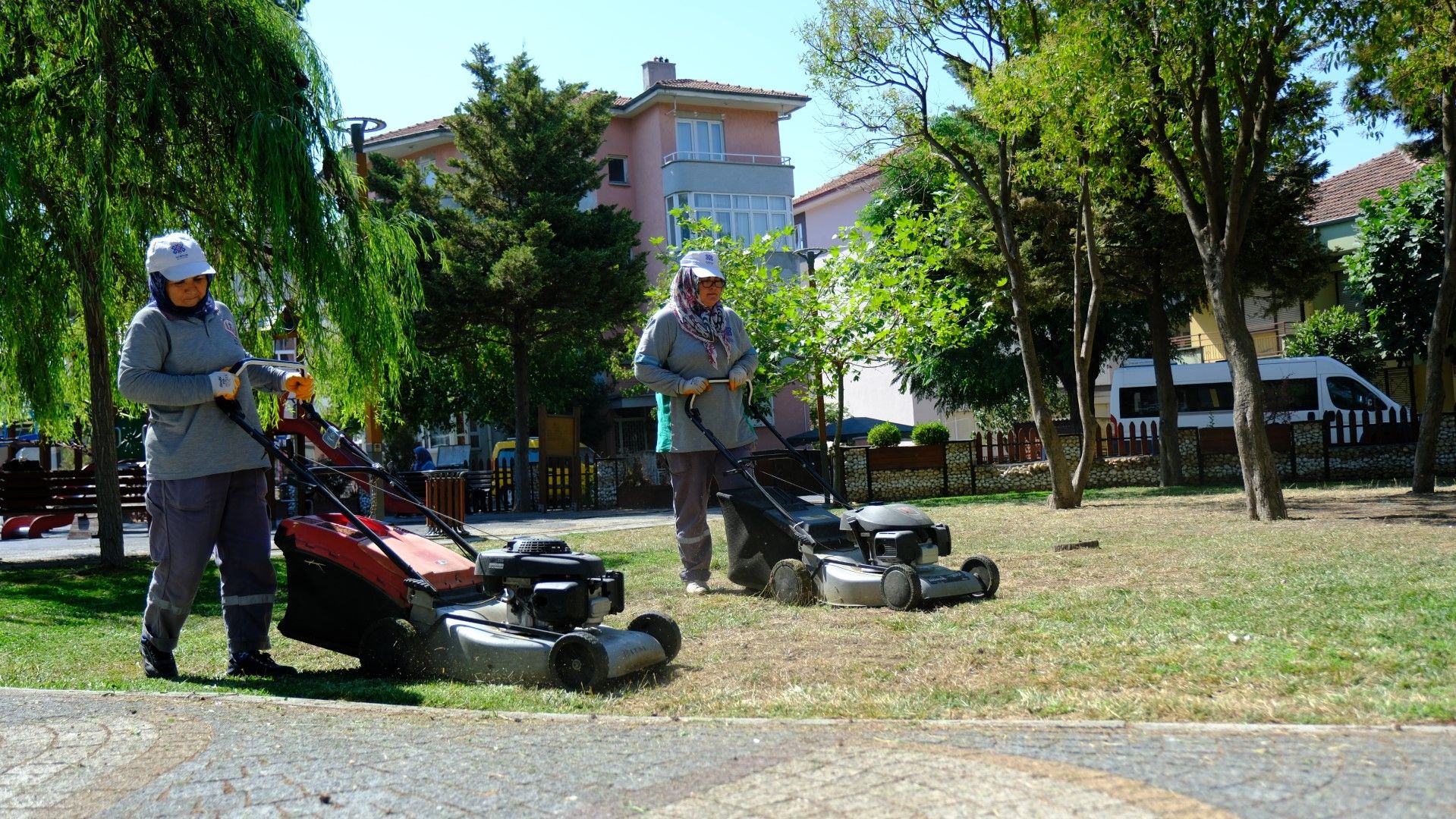 Altieylulde-parklara-bahar-bakimi-1 Altıeylül'de parklara bahar bakımı