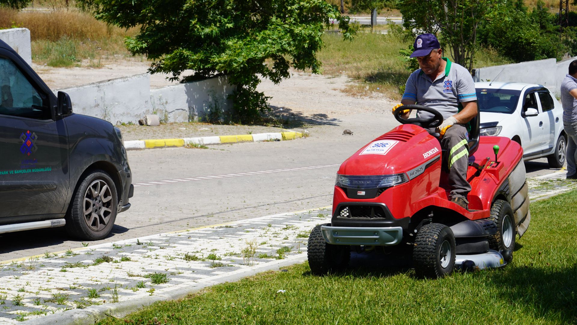 Altieylulde-parklara-bahar-bakimi-8 Altıeylül'de parklara bahar bakımı