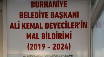 BAŞKAN DEVECİLER MAL BEYANINI BELEDİYENİN GİRİŞİNE ASTI