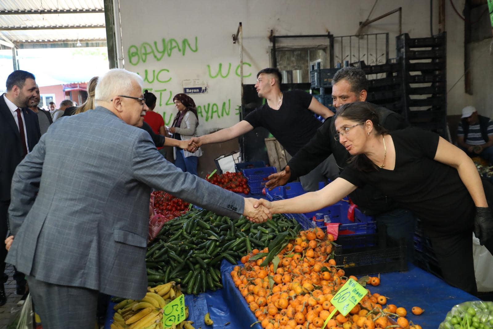 2 BAŞKAN DEVECİLER, PAZARYERİNİ VE PAZARCI ESNAFINI ZİYARET ETTİ