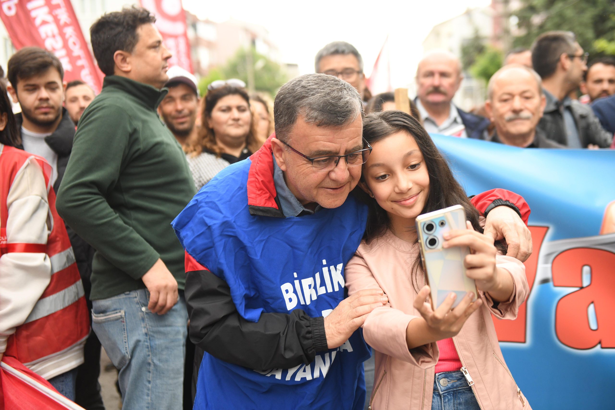 Baskan-Sehirli-1-Mayista-emekcilerle-birlikte-yurudu-6-scaled Başkan Şehirli 1 Mayıs’ta emekçilerle birlikte yürüdü