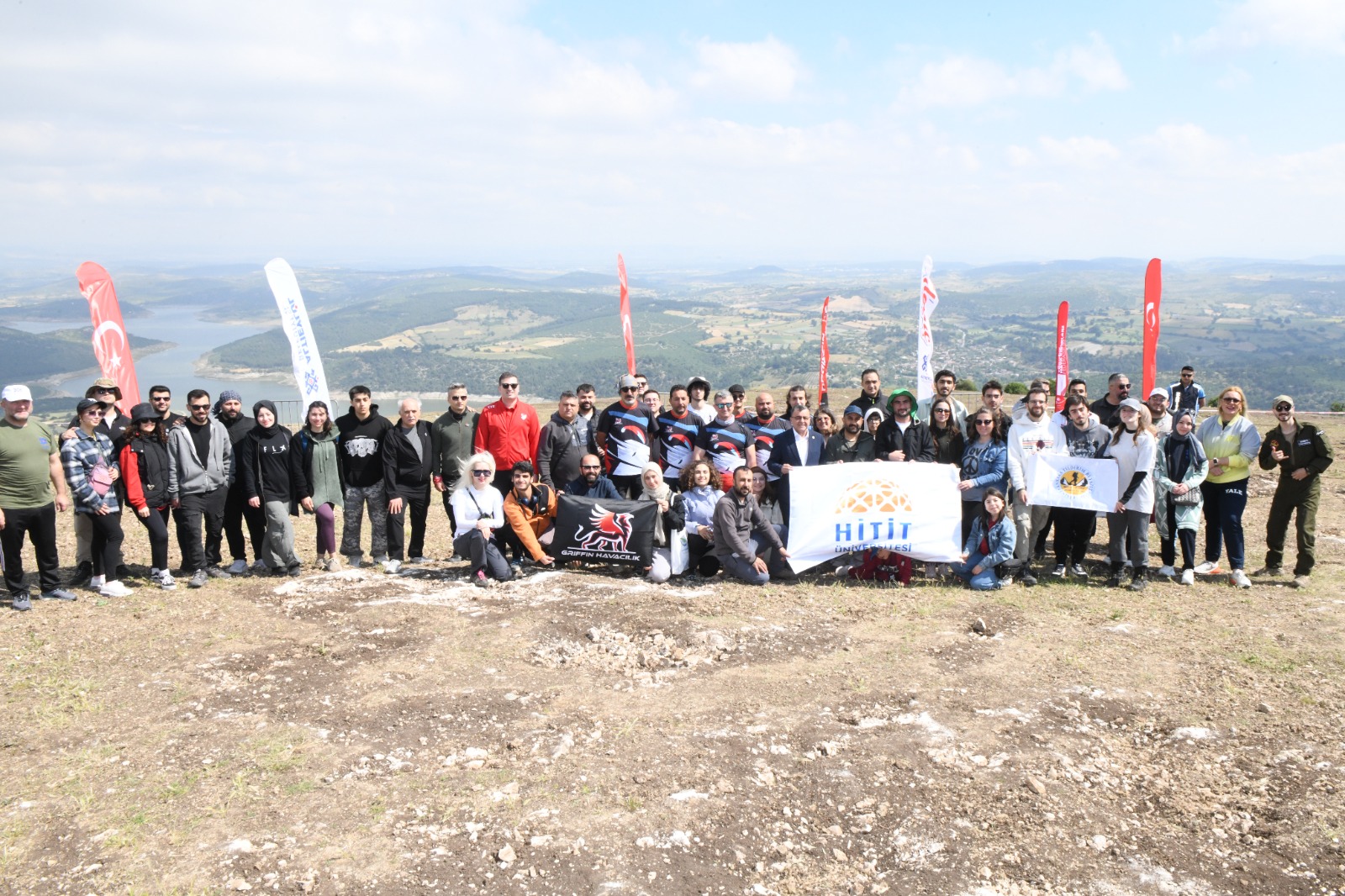 HABER-FOTO-1 Türkmentepe  yamaç paraşütü tutkunlarını bir araya getirdi