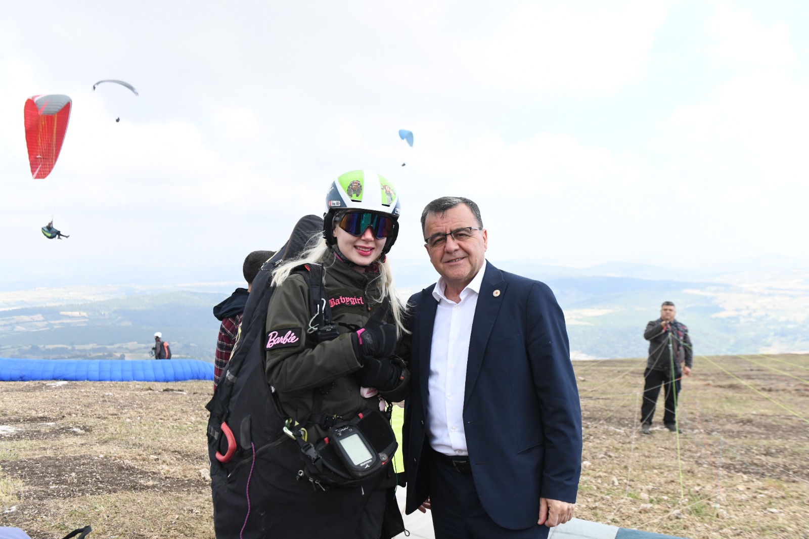 HABER-FOTO-16 Türkmentepe  yamaç paraşütü tutkunlarını bir araya getirdi