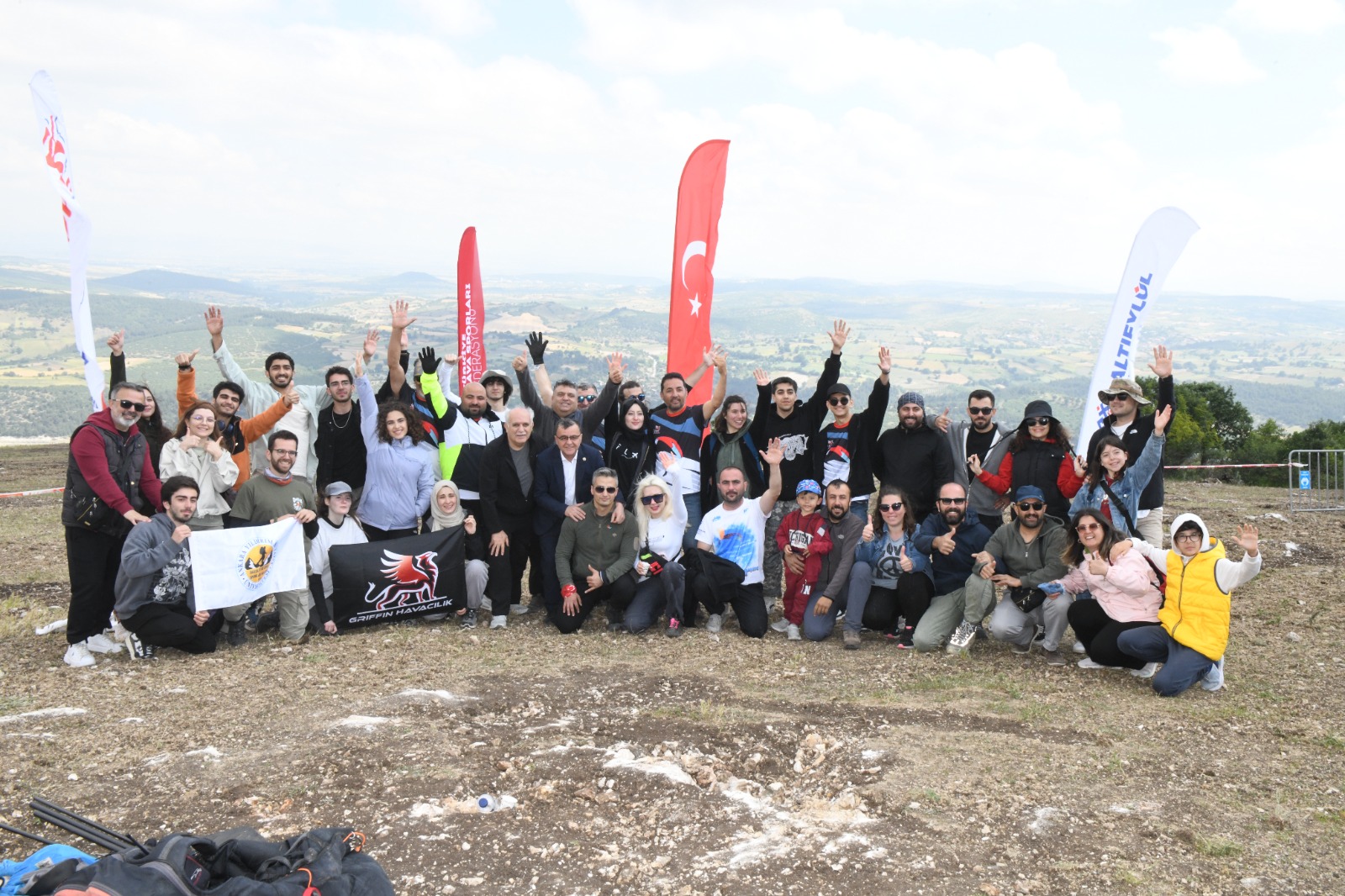 HABER-FOTO-6 Türkmentepe  yamaç paraşütü tutkunlarını bir araya getirdi