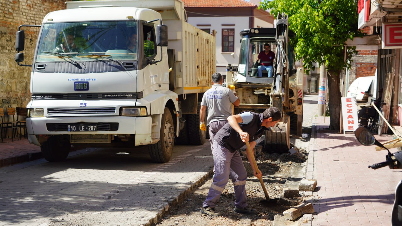 Edremit Belediyesi yol çalışmalarına hız verdi