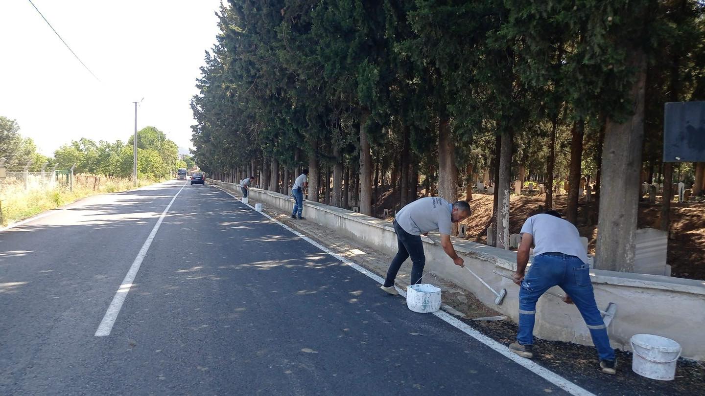 BURHANİYE’DE BAYRAM ÖNCESİ MEZARLIK TEMİZLİĞİ