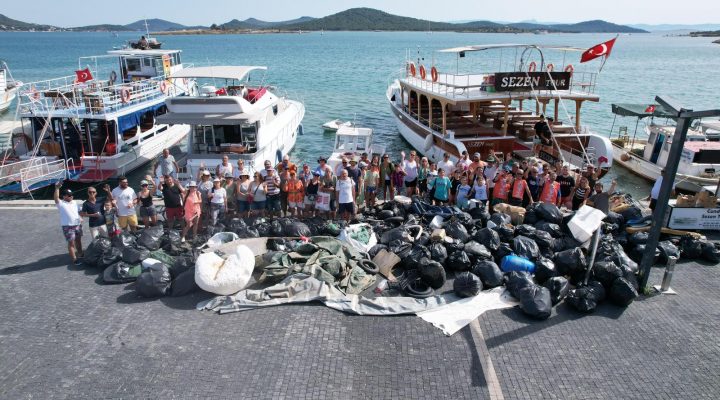 AYVALIK ADALARINDA BÜYÜK TEMİZLİK 3 TON ÇÖP TOPLANDI