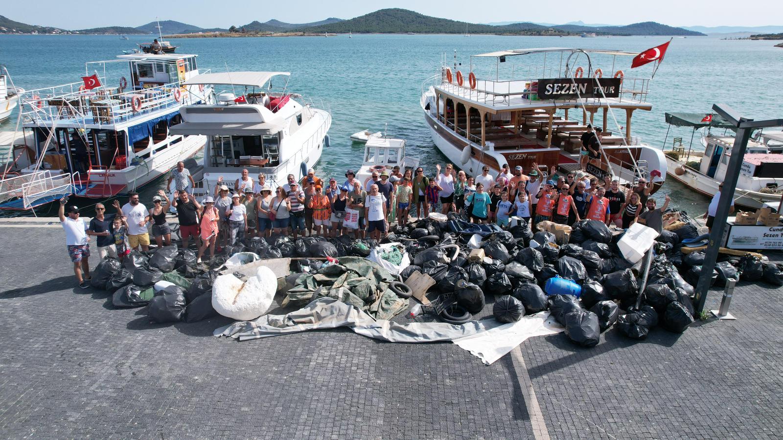 AYVALIK ADALARINDA BÜYÜK TEMİZLİK 3 TON ÇÖP TOPLANDI