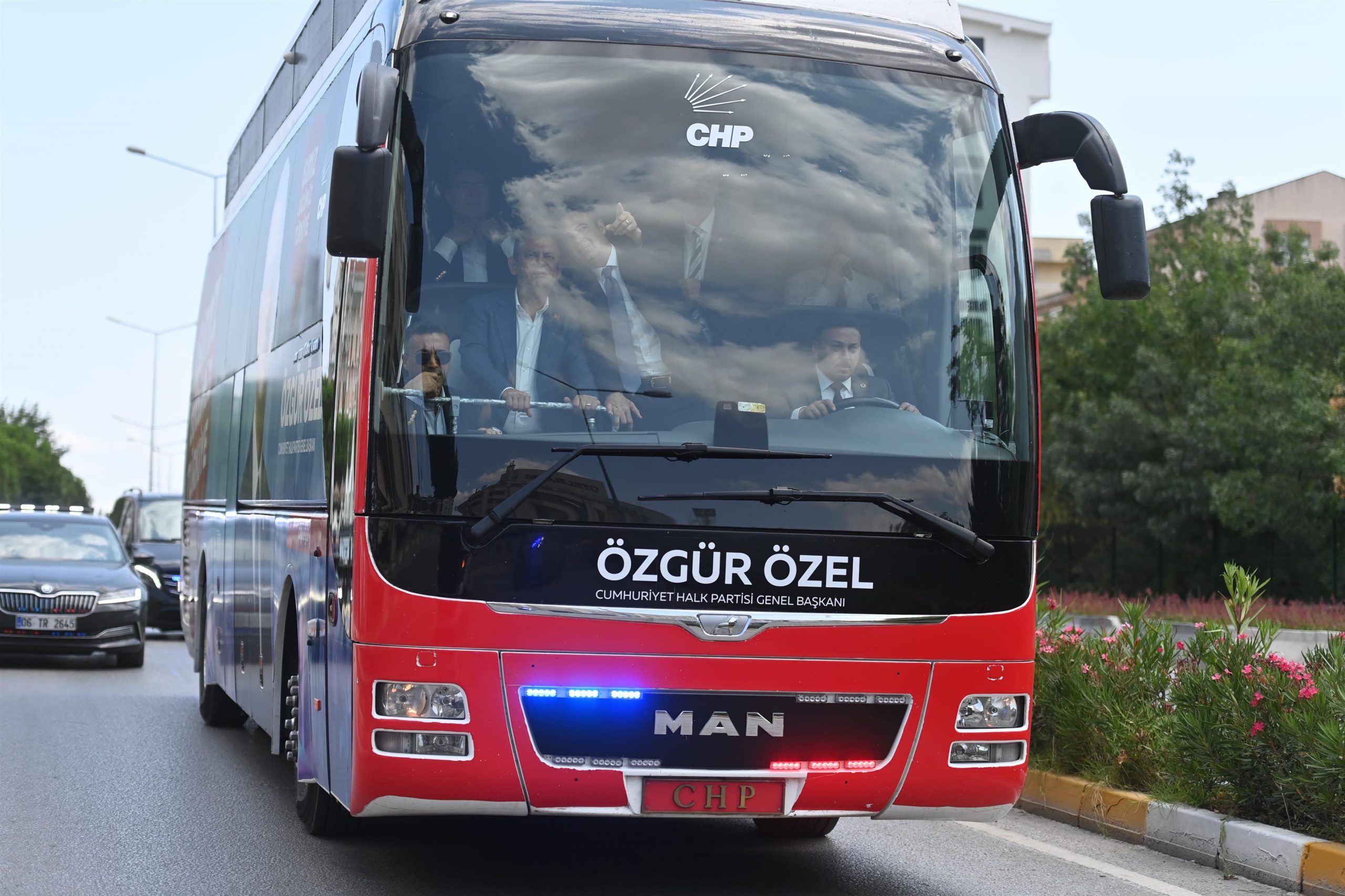 ozgur_ozel_ahmet_akinin_makam_kahvesini_icmeyi_coktan_hak_ettik_1-scaled Özgür Özel: Ahmet Akın’ın makam kahvesini içmeyi çoktan hak ettik