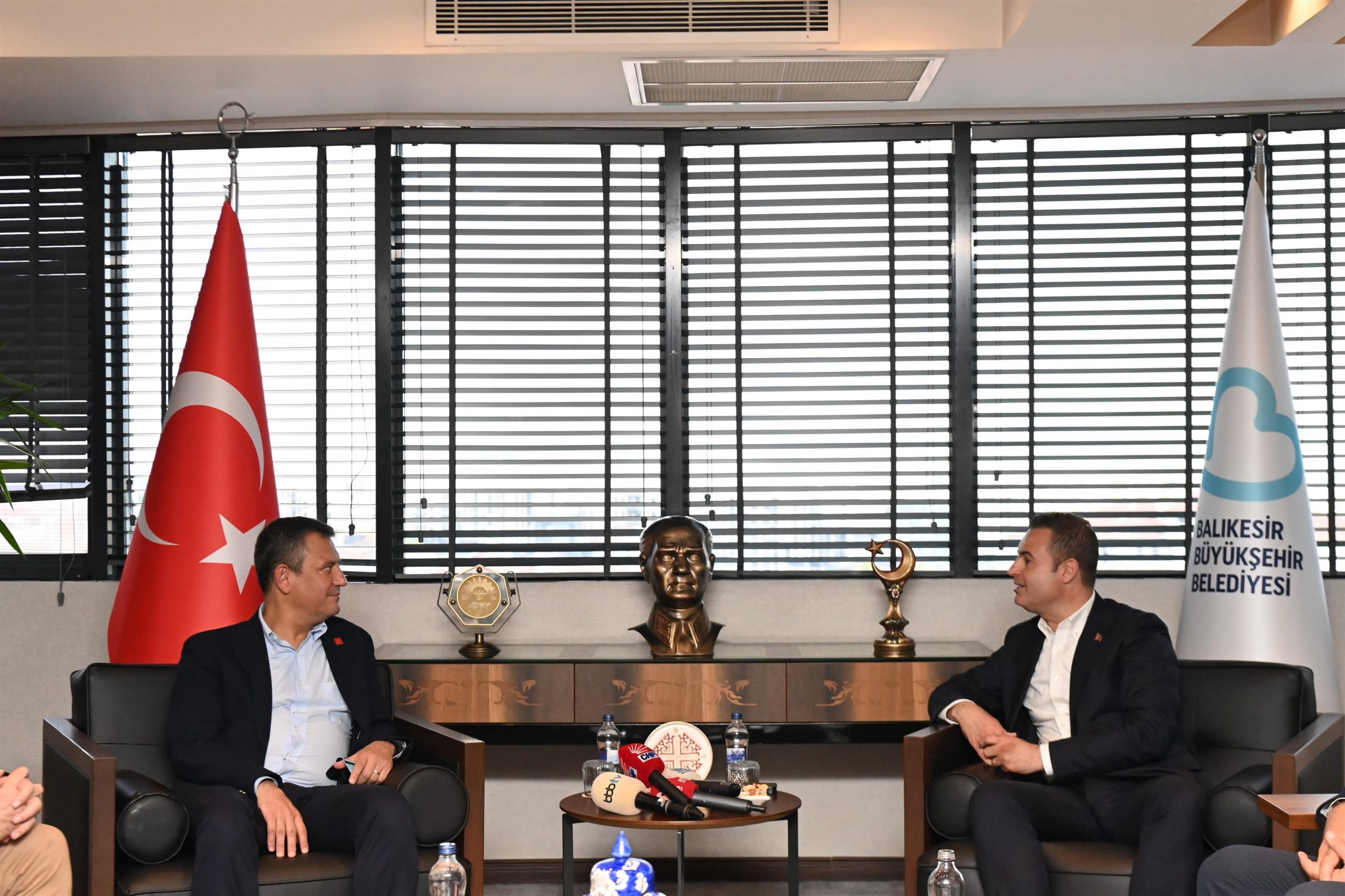 Özgür Özel: Ahmet Akın’ın makam kahvesini içmeyi çoktan hak ettik