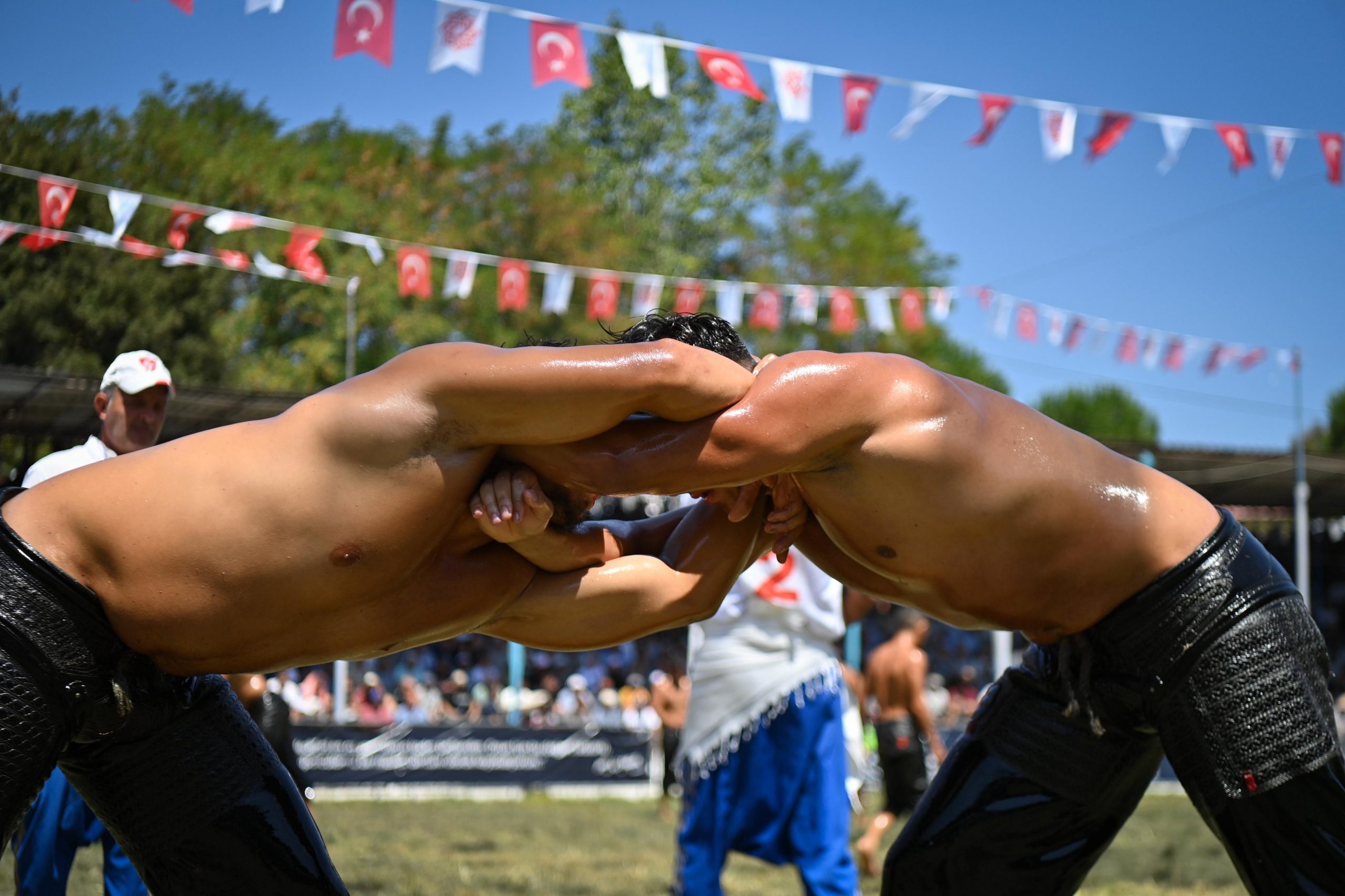 kurtdereli_gureslerinde_altin_kemerin_sahibi_enes_dogan_oldu_13-scaled Yağlı Güreşlerin kalbi Balıkesir’de attı