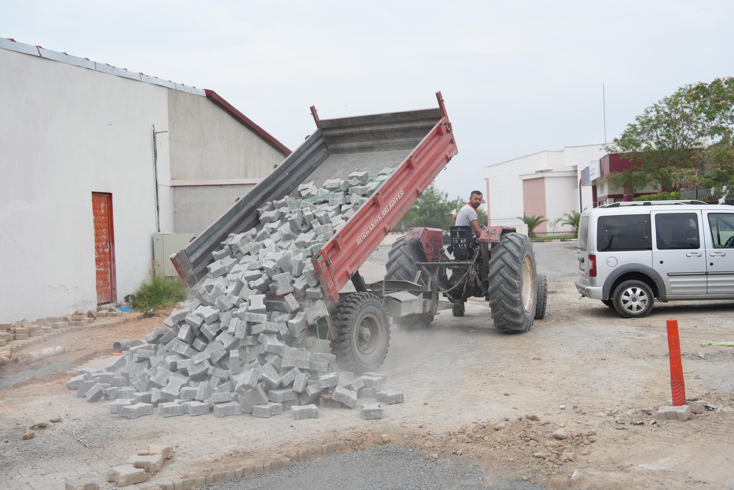 10-scaled BURHANİYE'DE YOLLAR YENİLENİYOR