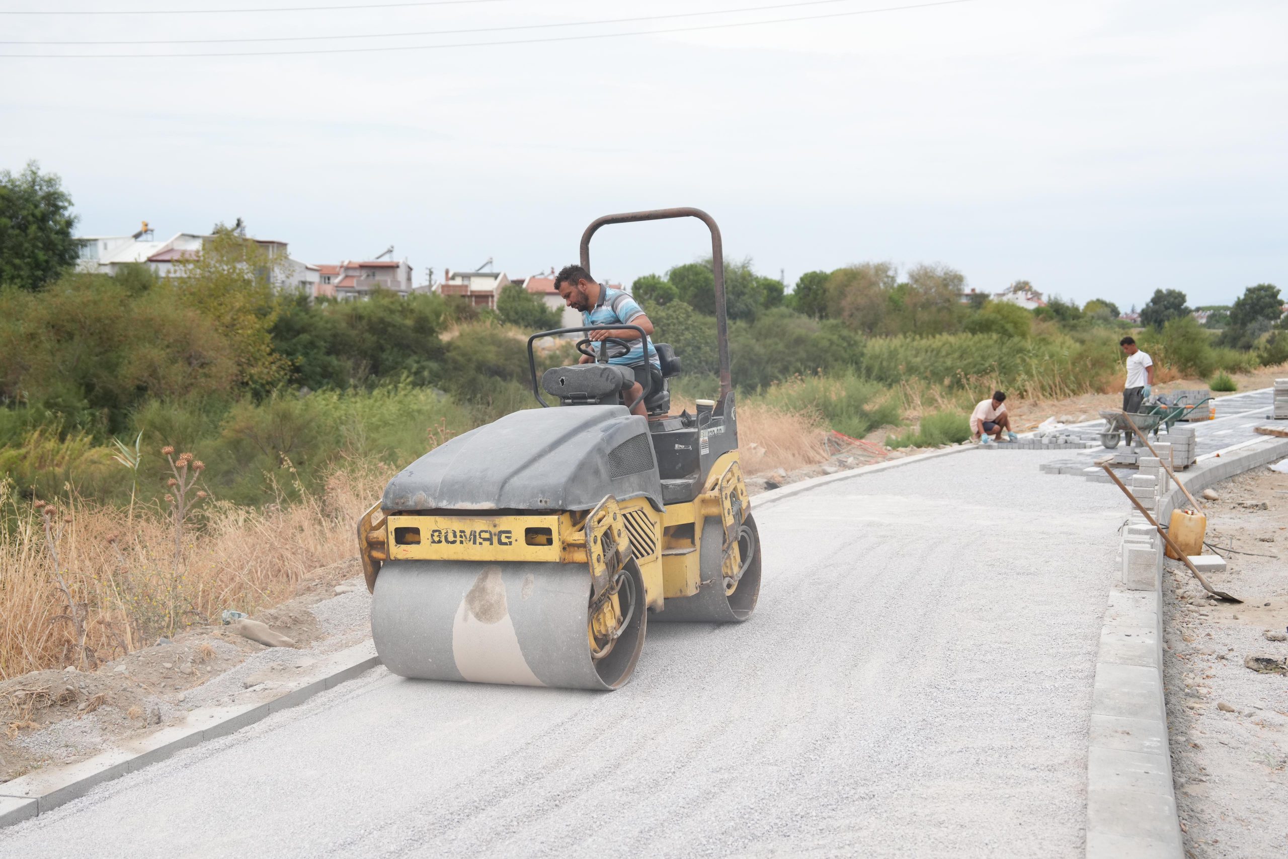 13-scaled BURHANİYE'DE YOLLAR YENİLENİYOR