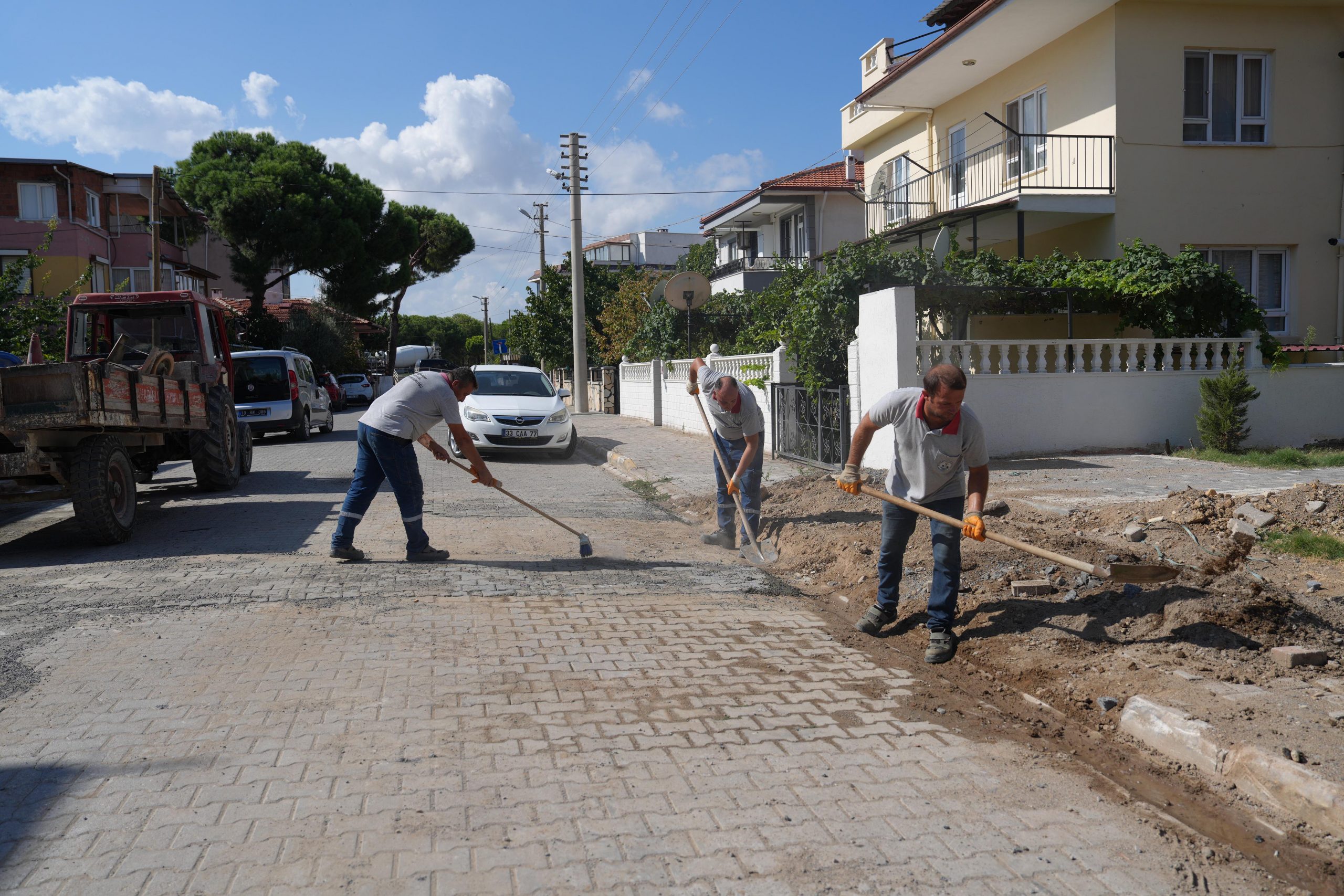 2-1-scaled BURHANİYE'DE YOLLAR YENİLENİYOR