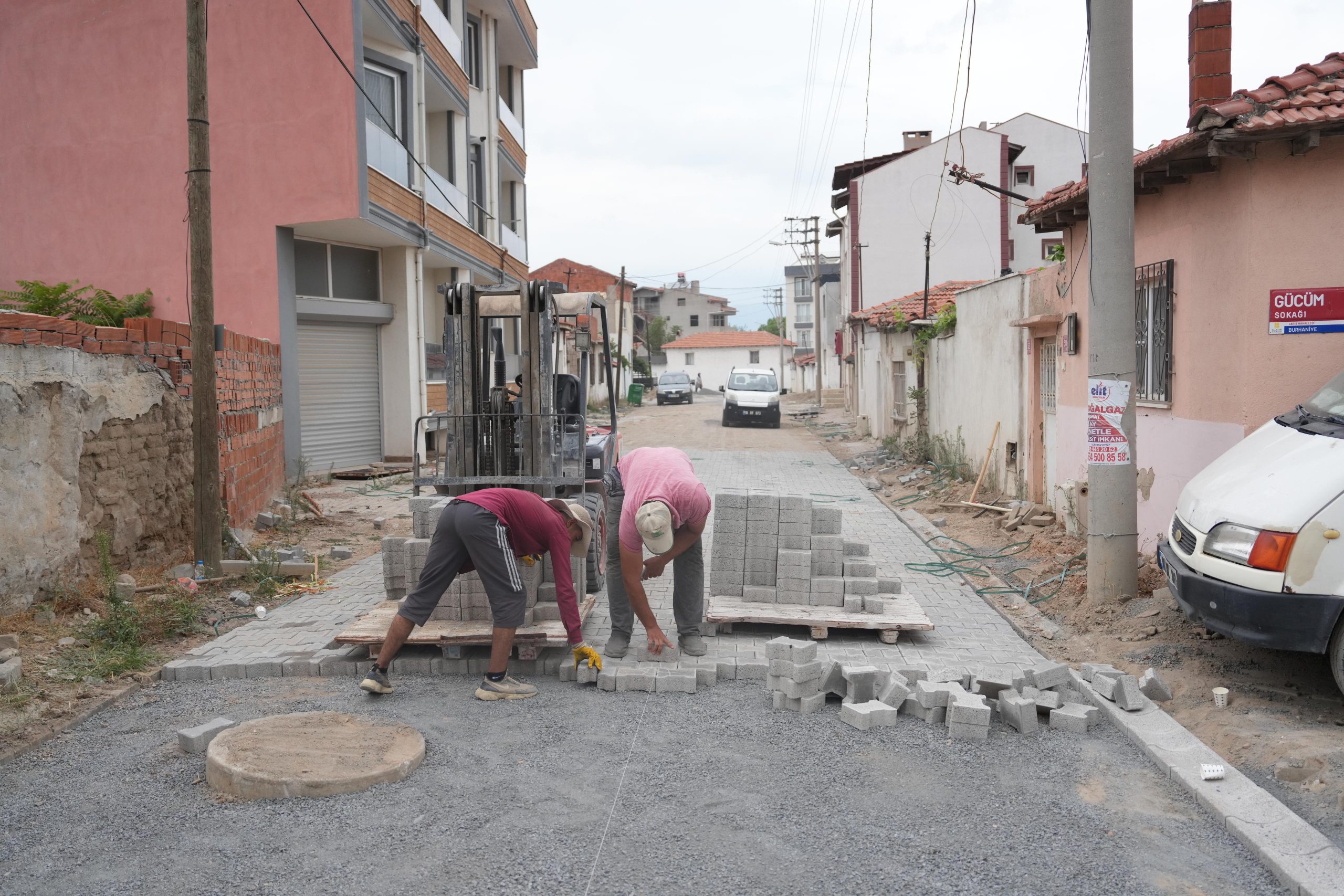 3-1-scaled BURHANİYE'DE YOLLAR YENİLENİYOR