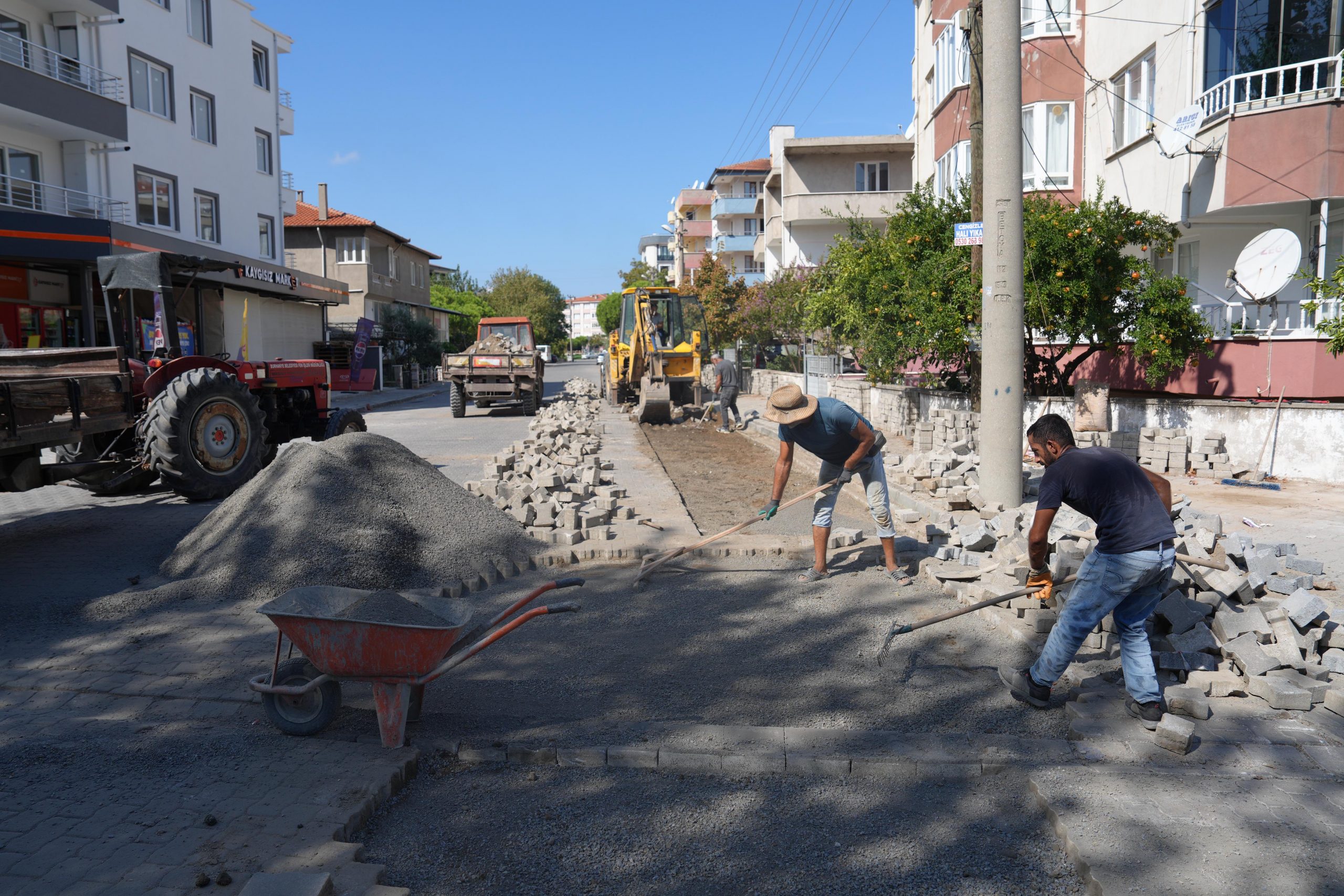 4-1-scaled BURHANİYE'DE YOLLAR YENİLENİYOR