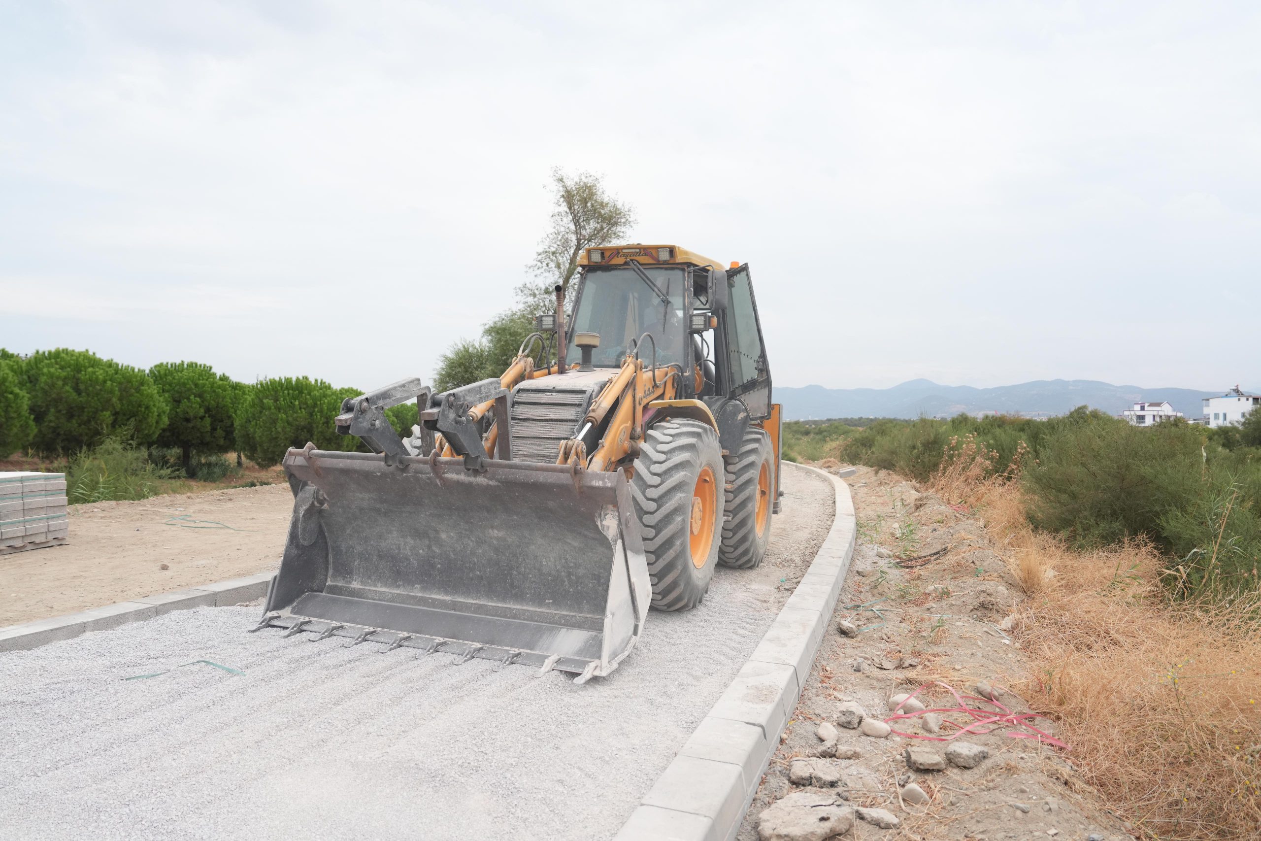 BURHANİYE’DE YOLLAR YENİLENİYOR