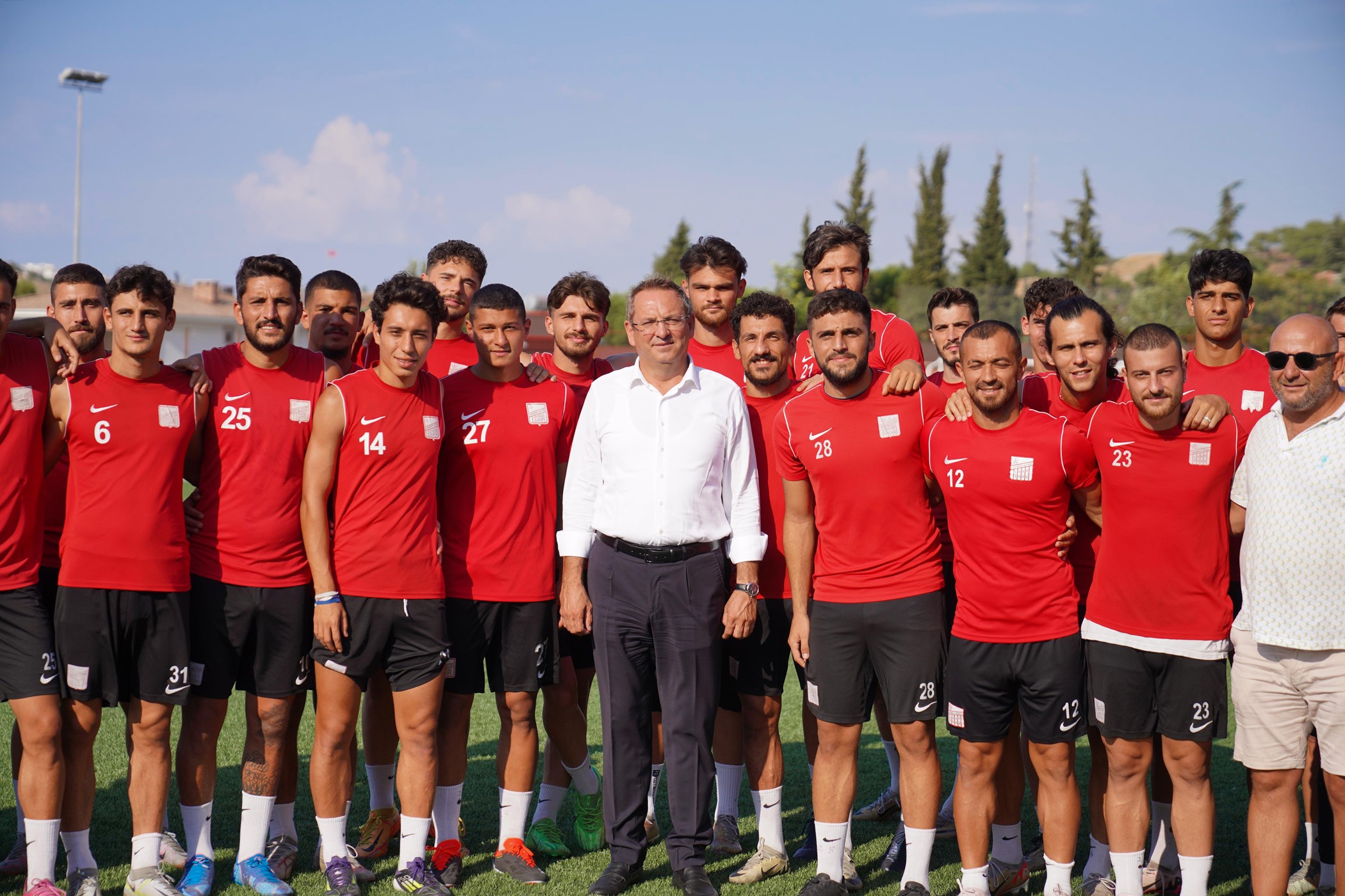 Ayvalık Belediye Başkanı Mesut Ergin 3. Lig’deki 3. sezonuna hazırlanan Ayvalıkgücü Belediyespor’u antrenmanında ziyaret etti.