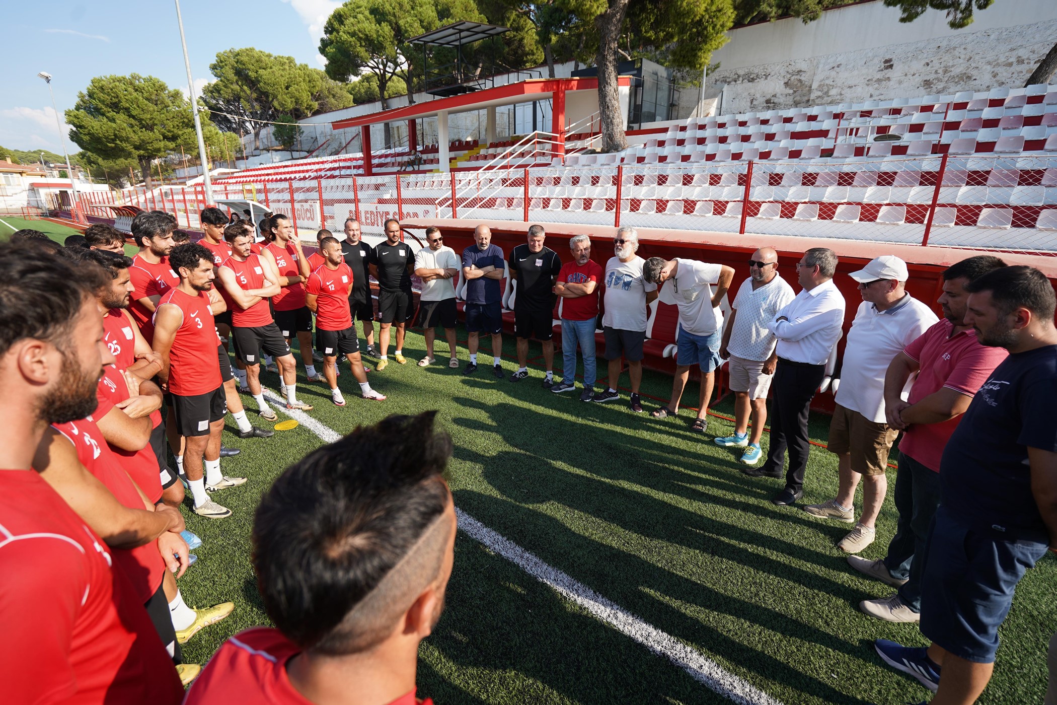 Ayvalik-Belediye-Baskani-Mesut-Ergin-3.-Ligdeki-3.-sezonuna-hazirlanan-Ayvalikgucu-Belediyesporu-antrenmaninda-ziyaret-etti.-5 Ayvalık Belediye Başkanı Mesut Ergin 3. Lig’deki 3. sezonuna hazırlanan Ayvalıkgücü Belediyespor’u antrenmanında ziyaret etti.