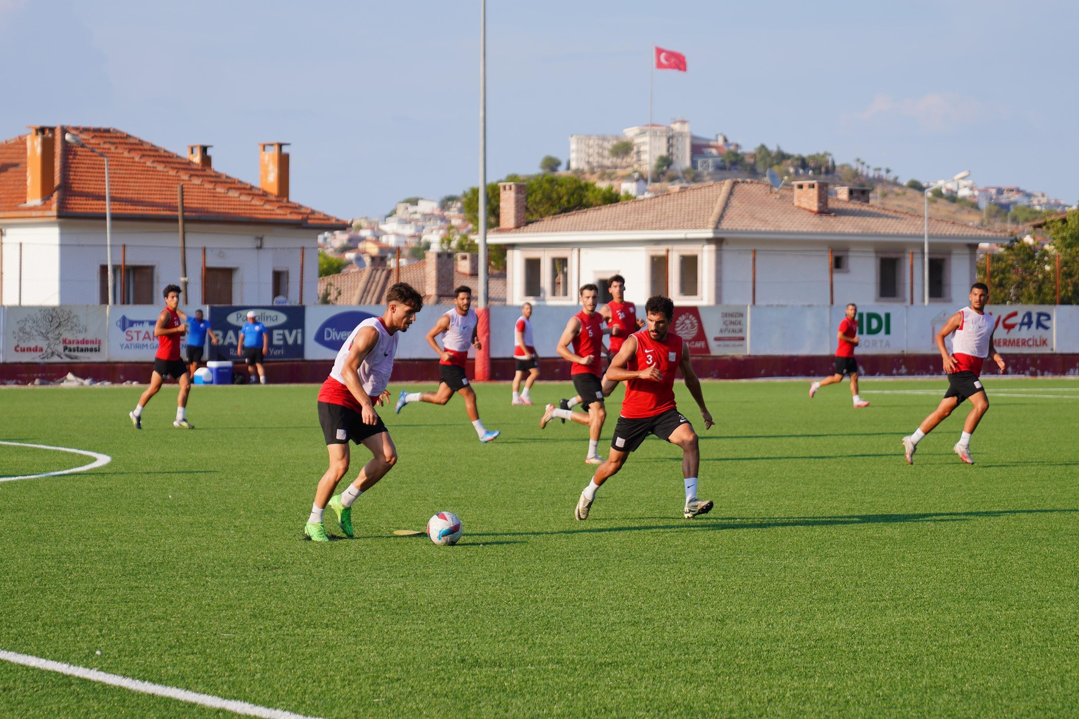 Ayvalik-Belediye-Baskani-Mesut-Ergin-3.-Ligdeki-3.-sezonuna-hazirlanan-Ayvalikgucu-Belediyesporu-antrenmaninda-ziyaret-etti.-7 Ayvalık Belediye Başkanı Mesut Ergin 3. Lig’deki 3. sezonuna hazırlanan Ayvalıkgücü Belediyespor’u antrenmanında ziyaret etti.