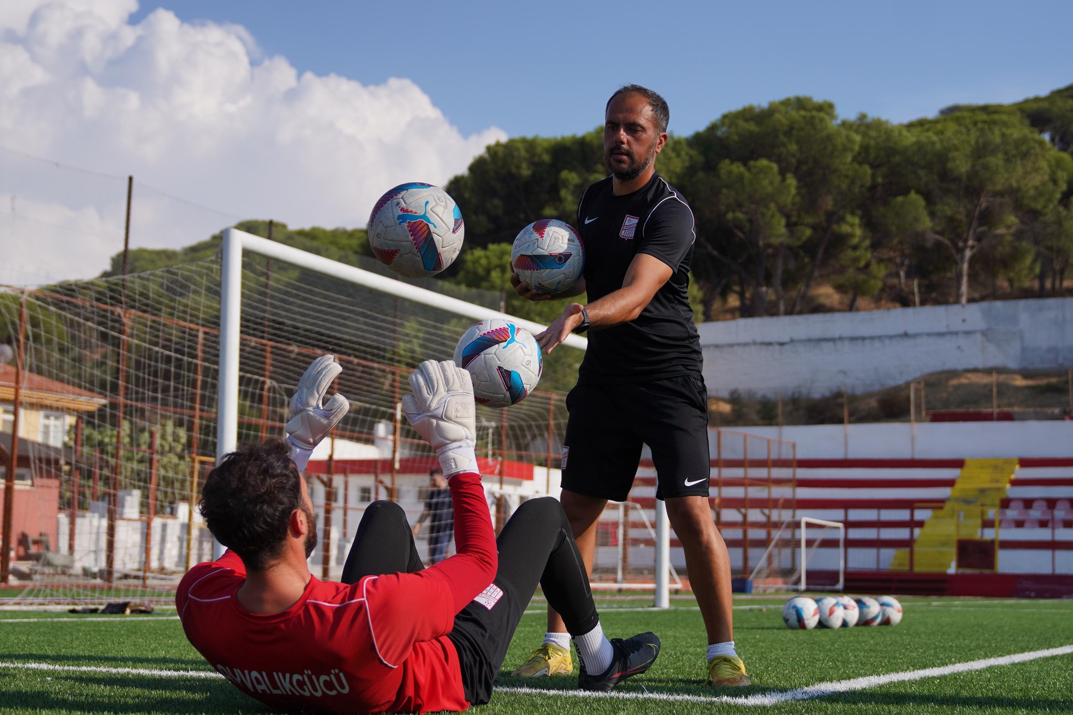 Ayvalik-Belediye-Baskani-Mesut-Ergin-3.-Ligdeki-3.-sezonuna-hazirlanan-Ayvalikgucu-Belediyesporu-antrenmaninda-ziyaret-etti.-8 Ayvalık Belediye Başkanı Mesut Ergin 3. Lig’deki 3. sezonuna hazırlanan Ayvalıkgücü Belediyespor’u antrenmanında ziyaret etti.