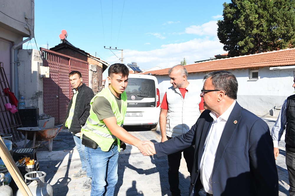 1 -	ALTIEYLÜL BELEDİYESİ PARKE TAŞI DÖŞEME ÇALIŞMALARINI SÜRDÜRÜYOR