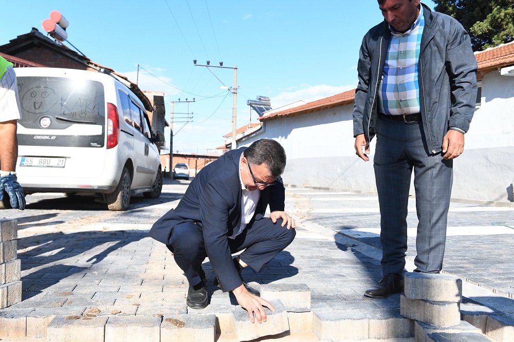 –	ALTIEYLÜL BELEDİYESİ PARKE TAŞI DÖŞEME ÇALIŞMALARINI SÜRDÜRÜYOR